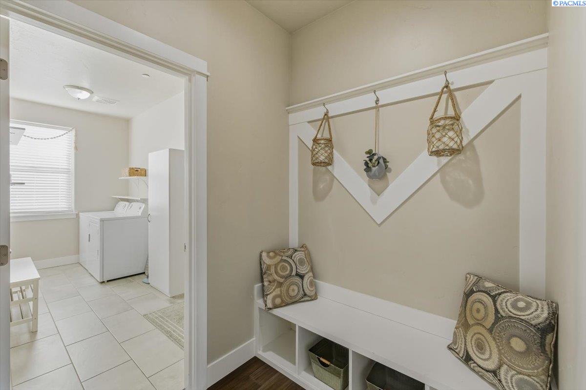 Richland, Washington, 99352, United States, 3 Bedrooms Bedrooms, ,2 BathroomsBathrooms,Residential,For Sale,1991630