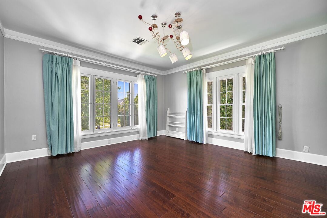 Los Angeles, California, 90005, United States, 5 Bedrooms Bedrooms, ,6 BathroomsBathrooms,Residential,For Sale,1907226