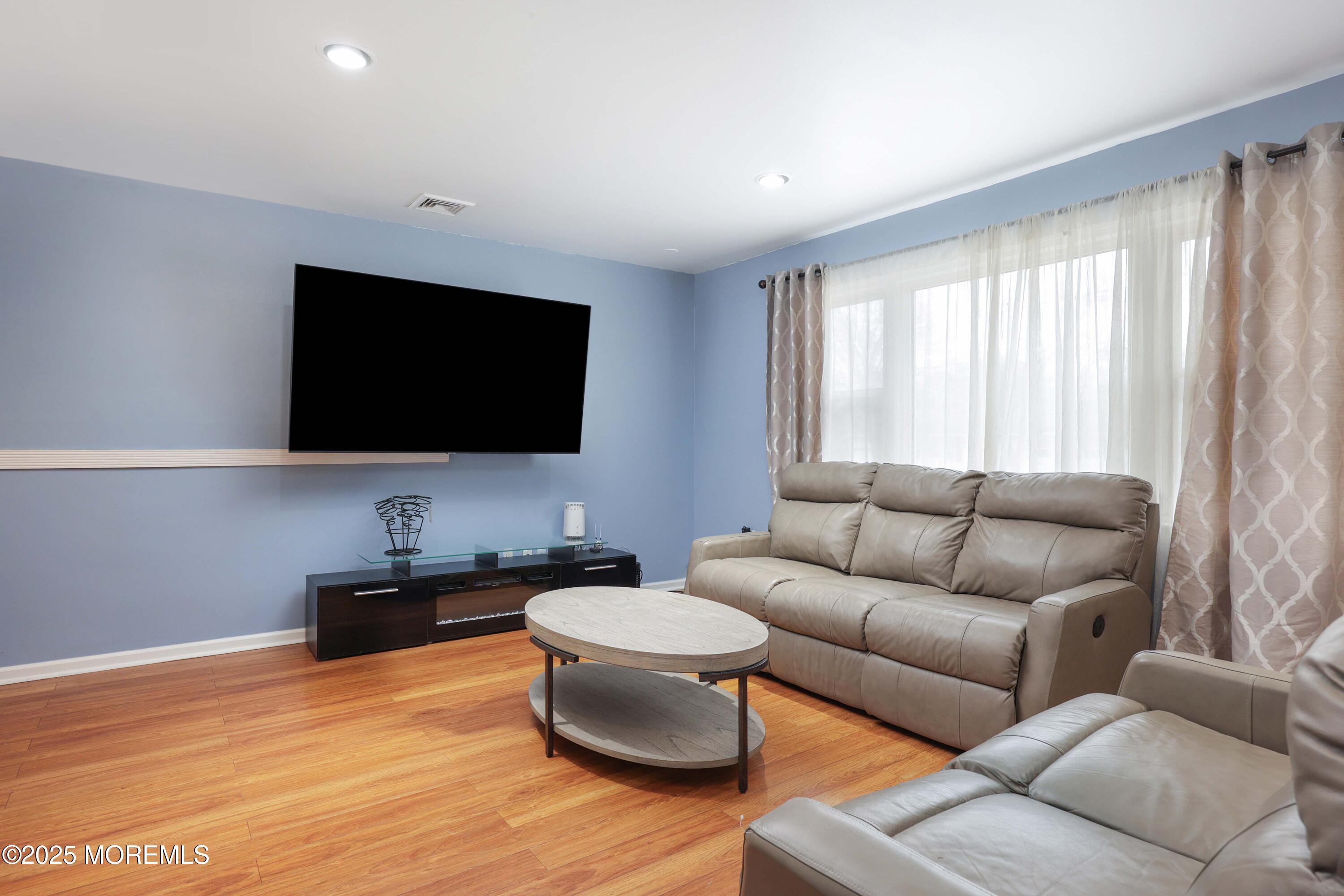 Oakhurst, New Jersey, 07755, United States, 3 Bedrooms Bedrooms, ,2 BathroomsBathrooms,Residential,For Sale,1754525