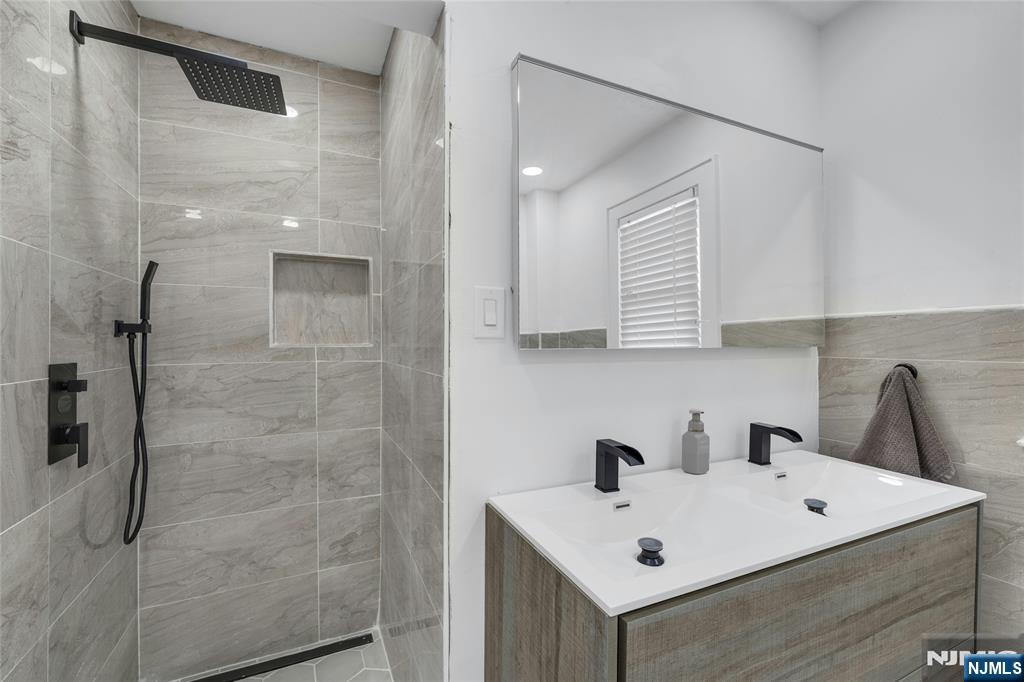 New Milford, New Jersey, 07646, United States, 2 Bedrooms Bedrooms, ,2 BathroomsBathrooms,Residential,For Sale,1948003