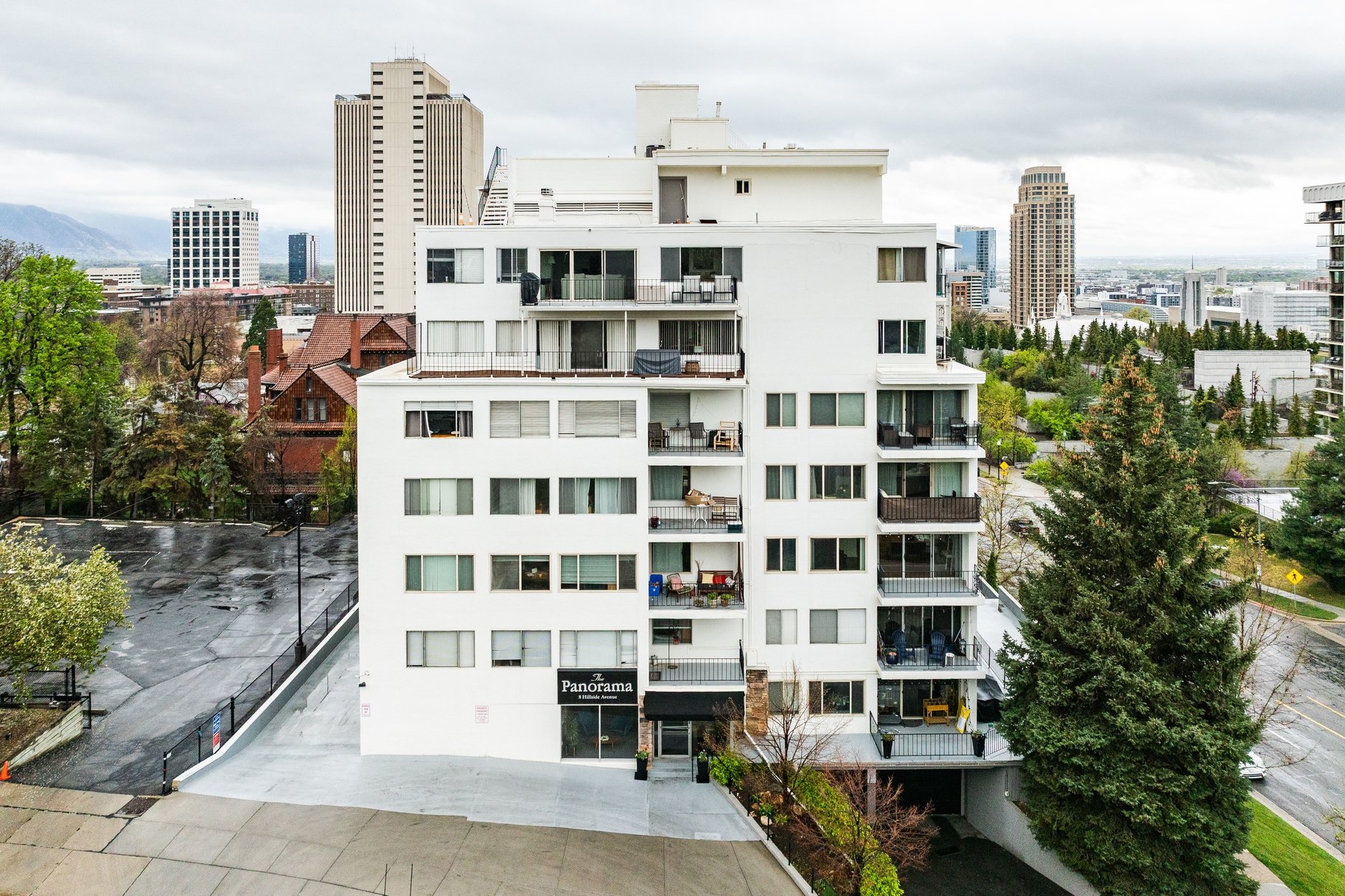  Mid-Century Condo Perched Above City Center - 物件實景