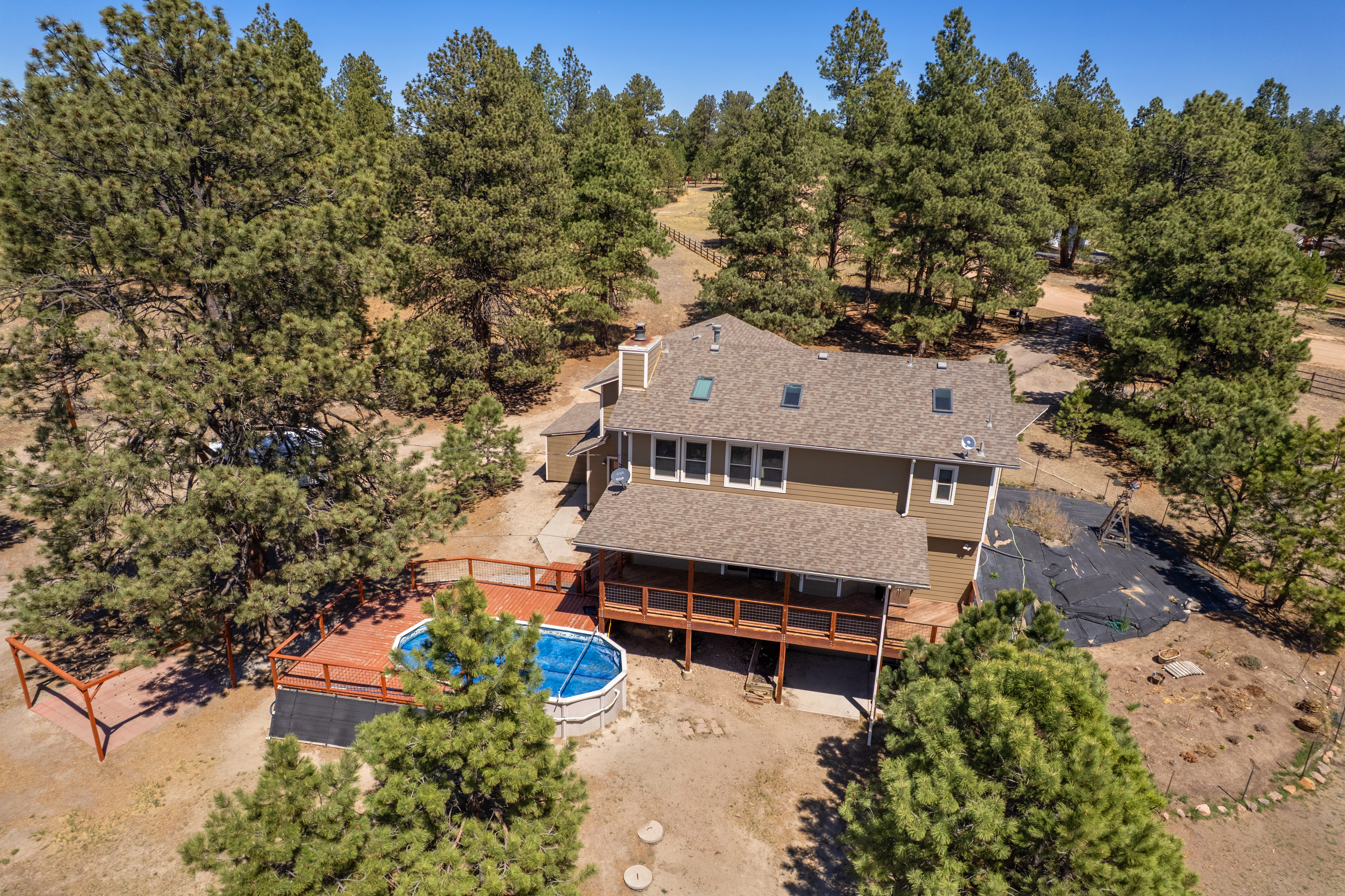  Set behind a gated entry on two and a half wooded acres - 物件實景