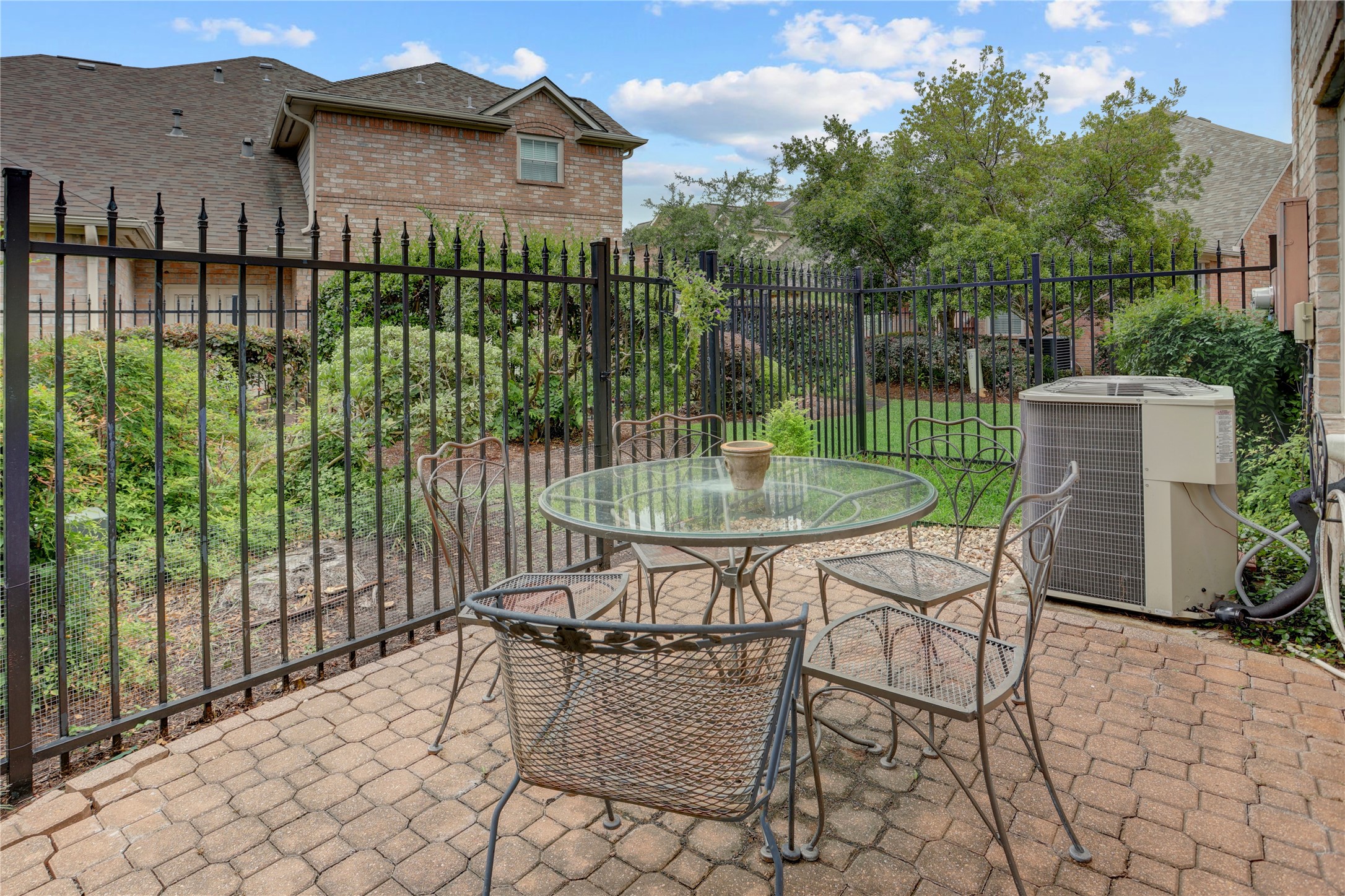  1135 Enclave Square W - 物件實景