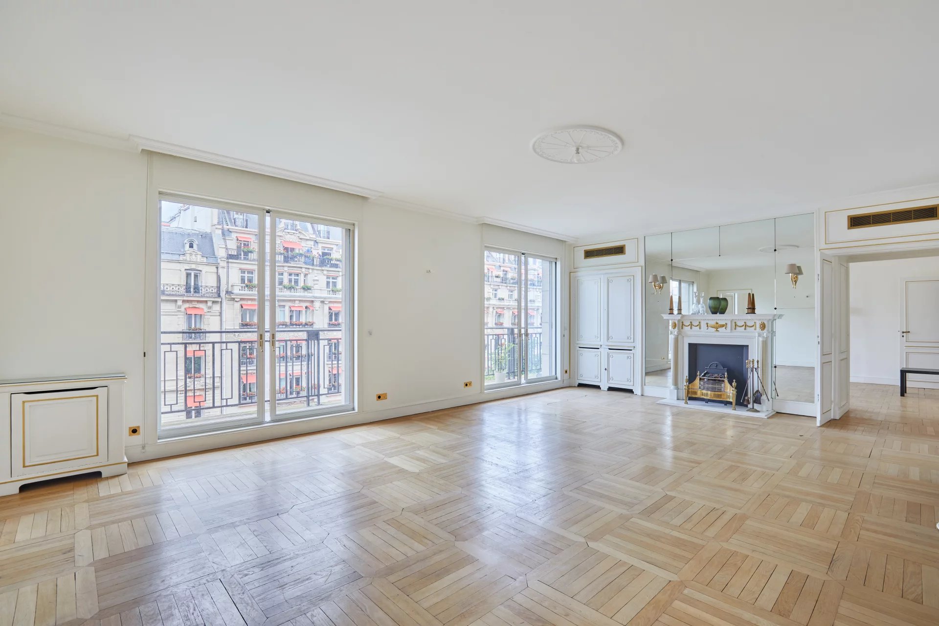 Paris 8th, Île-de-France, 75008, FR, 4 Bedrooms Bedrooms, ,6 BathroomsBathrooms,Residential,For Sale,1560654