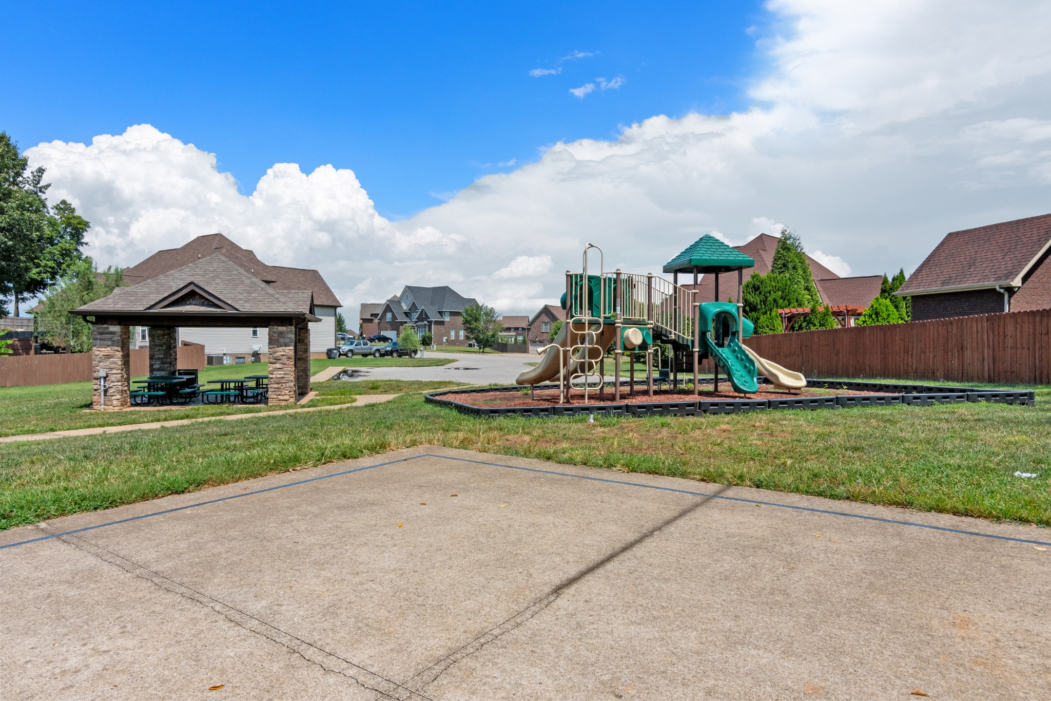 Clarksville, Tennessee, 37043, United States, 5 Bedrooms Bedrooms, ,4 BathroomsBathrooms,Residential,For Sale,1975936