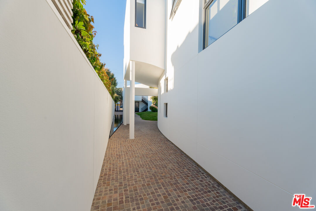 Malibu, California, 90265, United States, 4 Bedrooms Bedrooms, ,6 BathroomsBathrooms,Residential,For Sale,1912115
