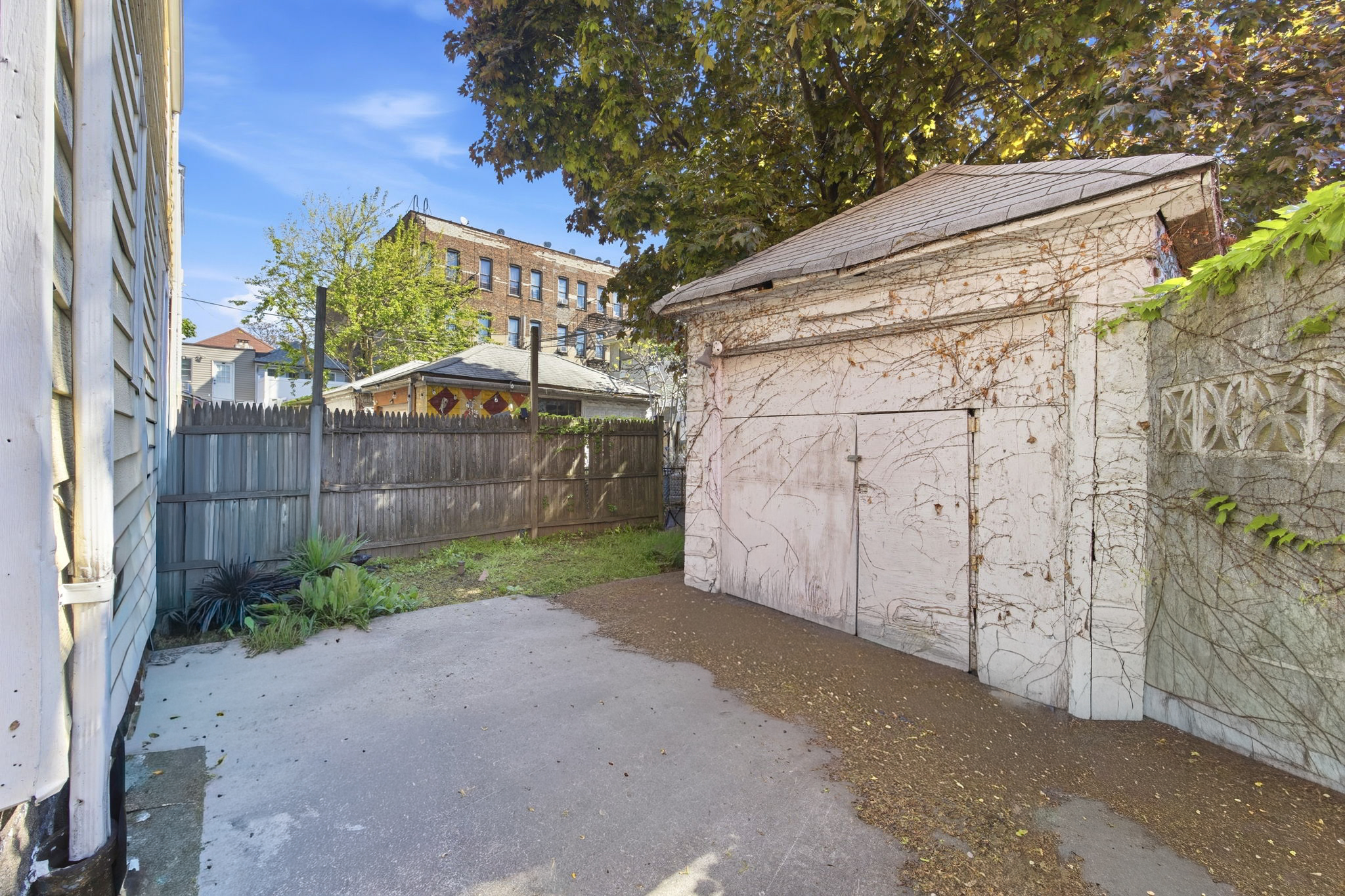  1077 E36th Street - 物件實景