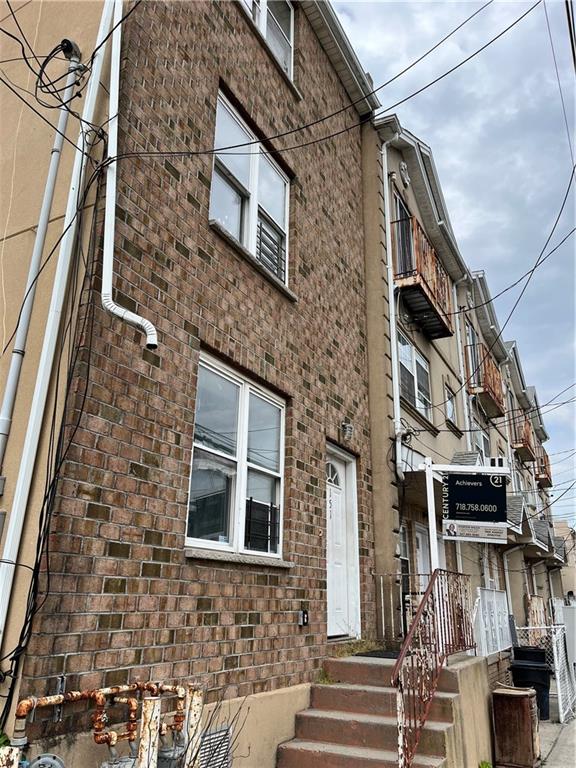 Queens, New York, 11691, United States, 4 Bedrooms Bedrooms, ,2 BathroomsBathrooms,Residential,For Sale,1982261