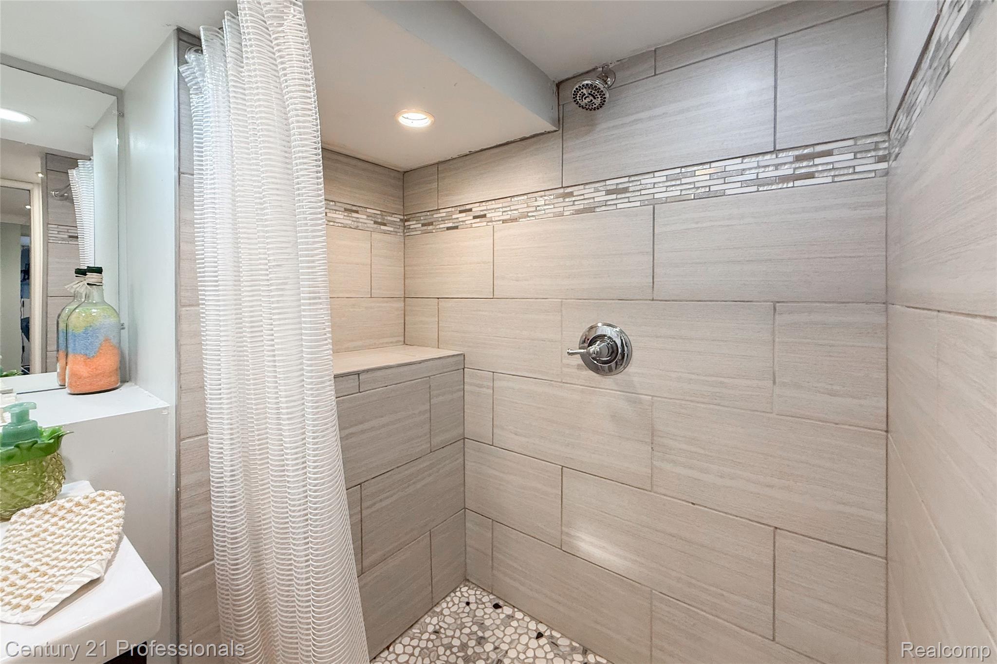 LakeOrion, Michigan, 48362, United States, 2 Bedrooms Bedrooms, ,2 BathroomsBathrooms,Residential,For Sale,2005398