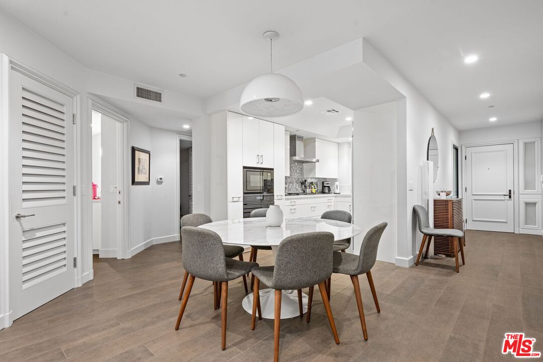 Santa Monica, California, 90402, United States, 2 Bedrooms Bedrooms, ,2 BathroomsBathrooms,Residential,For Sale,1901318