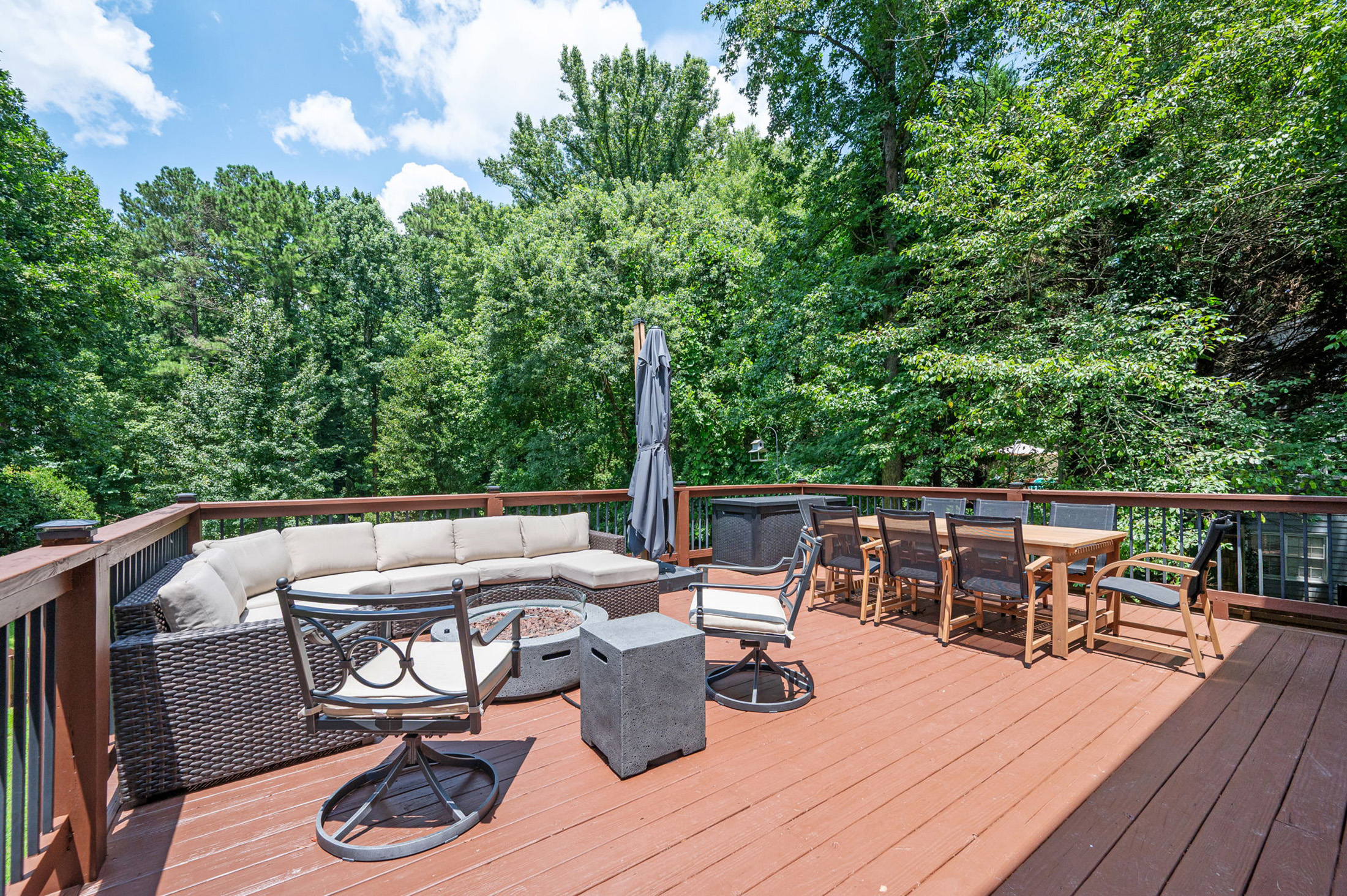  Exceptional Home Nestled on 0.83+/- Acre Picturesque Corner Lot - 物件實景
