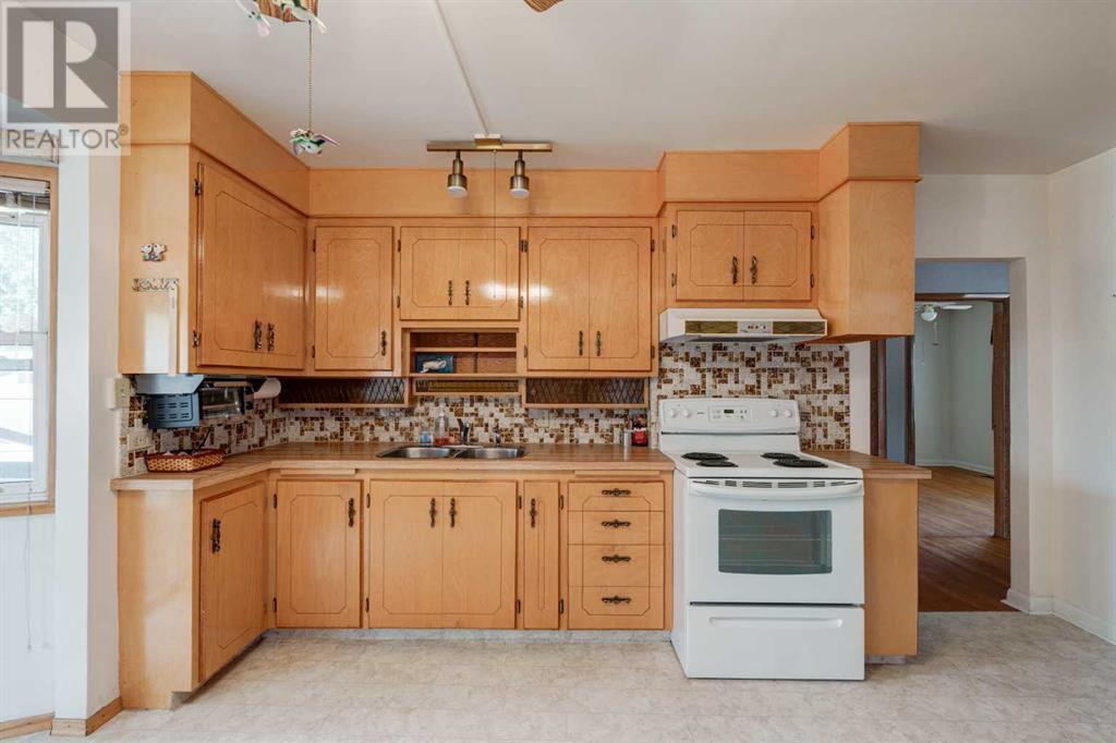 CALGARY, Alberta, T3E 2S7, CA, 3 Bedrooms Bedrooms, ,2 BathroomsBathrooms,Residential,For Sale,1896041