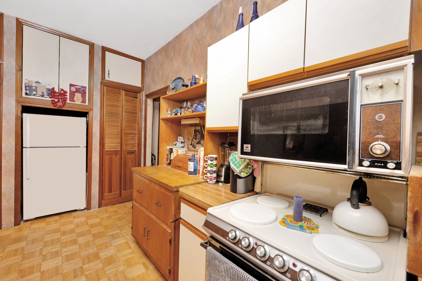 Middle Village, New York, 11379, United States, 4 Bedrooms Bedrooms, ,3 BathroomsBathrooms,Residential,For Sale,1827631