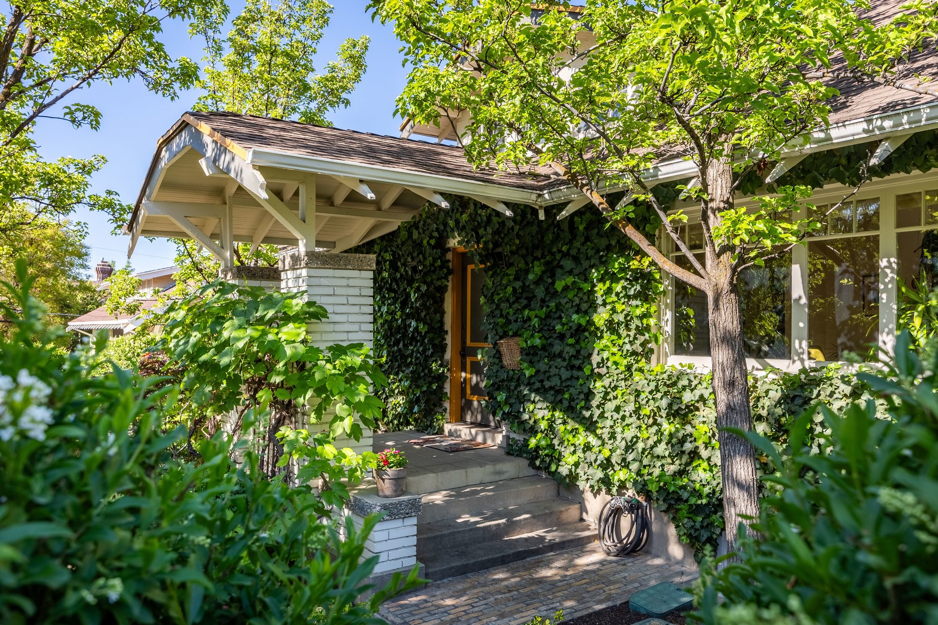  Timeless Bungalow with Enjoyable Outdoor Living - 物件實景
