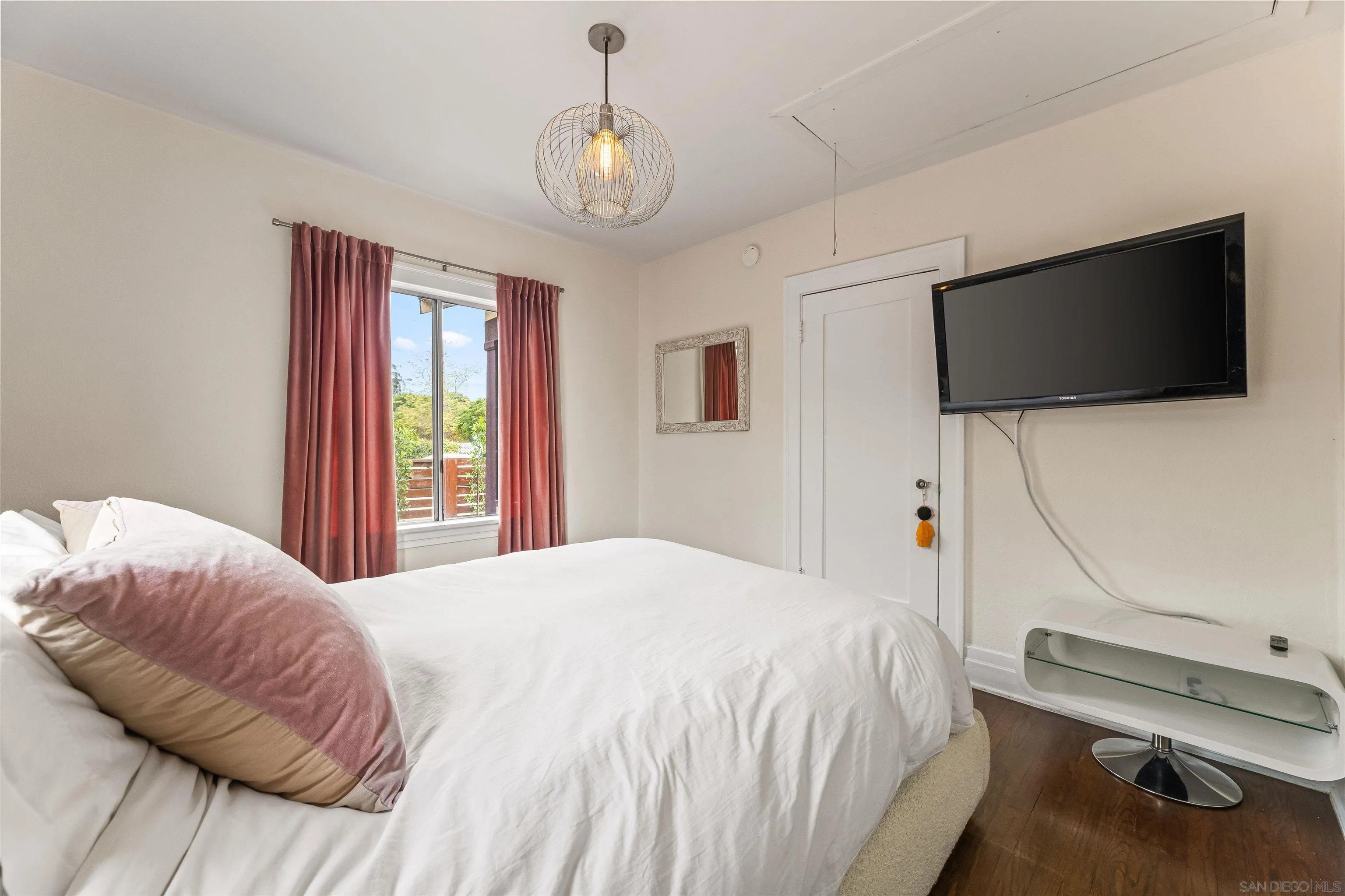 North Hollywood, California, 91601, United States, 2 Bedrooms Bedrooms, ,1 BathroomBathrooms,Residential,For Sale,1992001