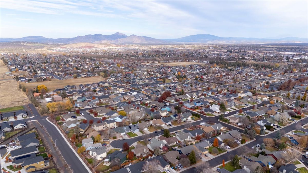 Redmond, Oregon, 97756, United States, 3 Bedrooms Bedrooms, ,2 BathroomsBathrooms,Residential,For Sale,1991530