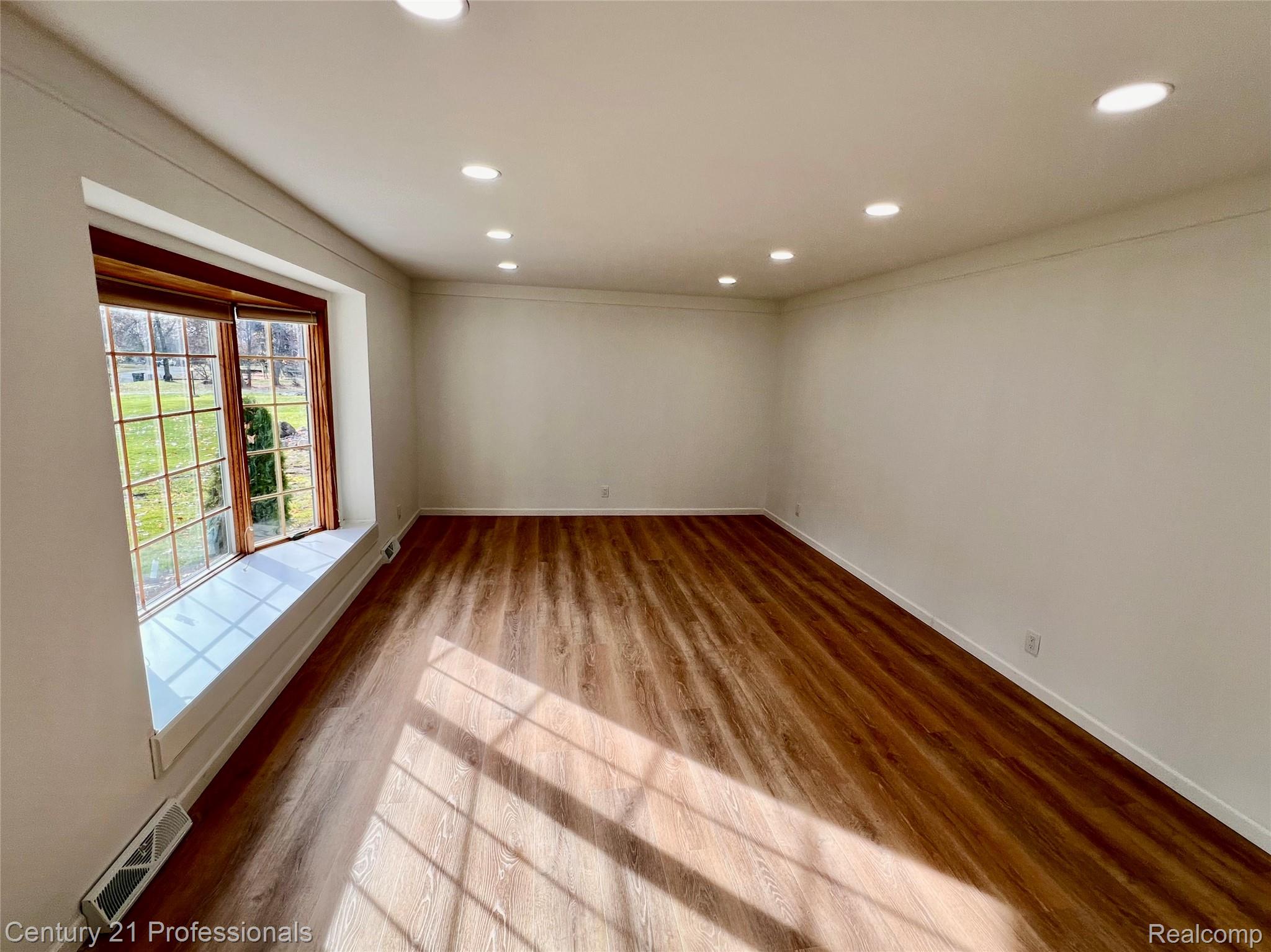 Plymouth, Michigan, 48170, United States, 5 Bedrooms Bedrooms, ,3 BathroomsBathrooms,Residential,For Sale,1982882