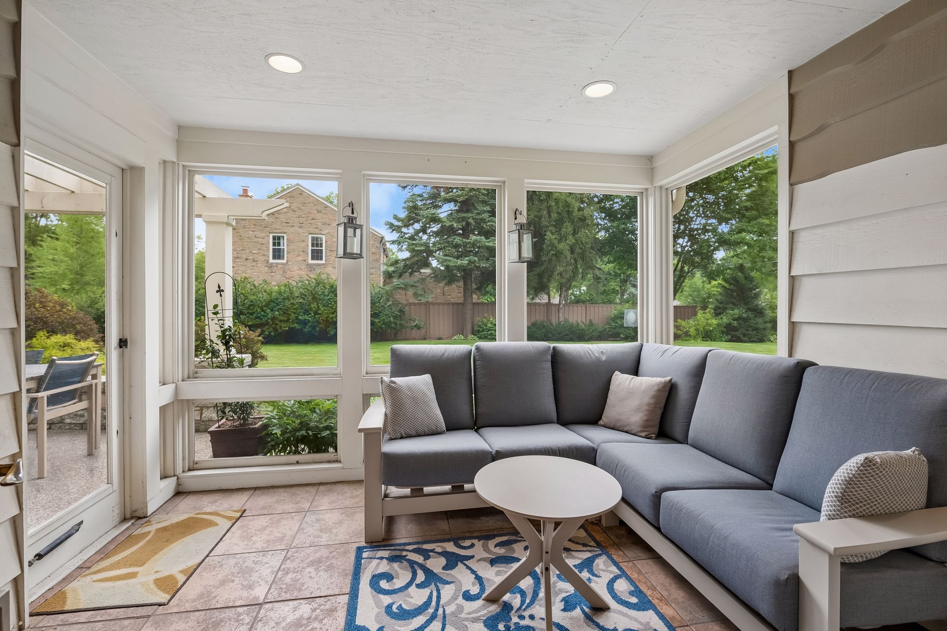  Thoughtfully Updated Tudor on a Rare Oversized Lot - 物件實景