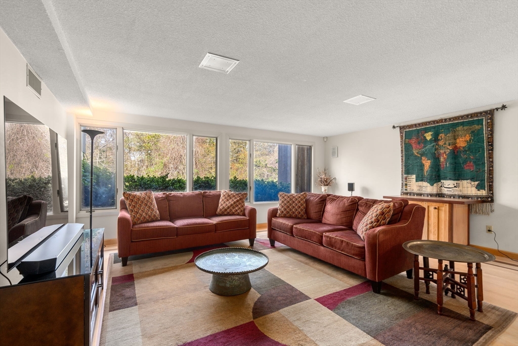 Dartmouth, Massachusetts, 02748, United States, 4 Bedrooms Bedrooms, ,5 BathroomsBathrooms,Residential,For Sale,1804172