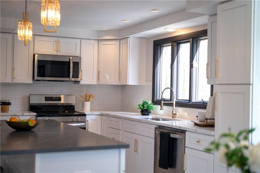 East Greenwich, Rhode Island, 02818, United States, 3 Bedrooms Bedrooms, ,3 BathroomsBathrooms,Residential,For Sale,1905846