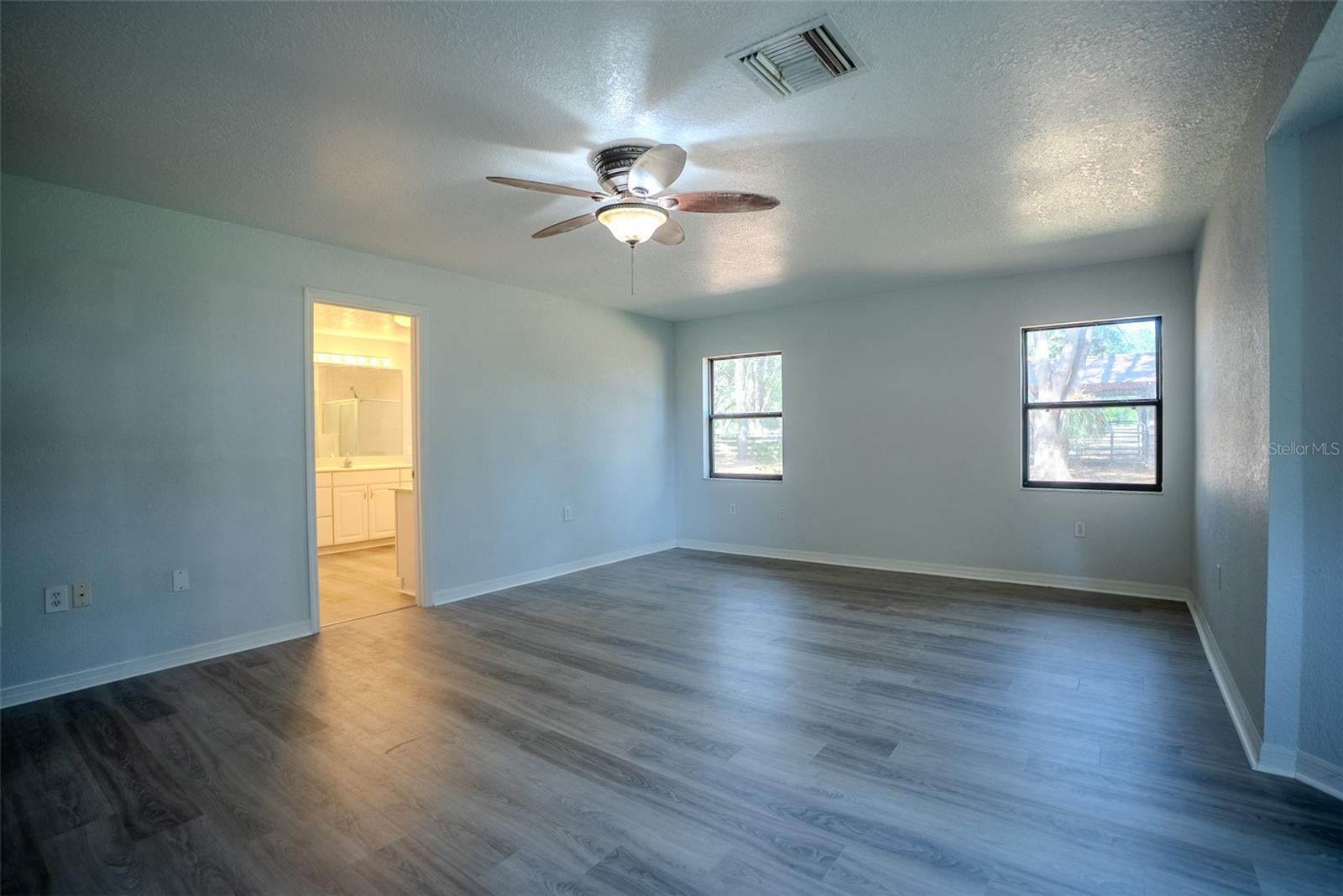 LADY LAKE, Florida, 32159, United States, 5 Bedrooms Bedrooms, ,3 BathroomsBathrooms,Residential,For Sale,1850305