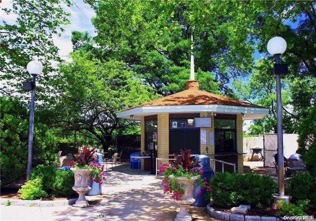 Bayside, New York, 11360, United States, 2 Bedrooms Bedrooms, ,2 BathroomsBathrooms,Residential,For Sale,2049327