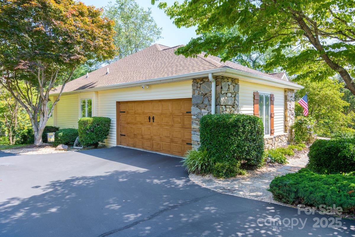 Hendersonville, North Carolina, 28739, United States, 3 Bedrooms Bedrooms, ,2 BathroomsBathrooms,Residential,For Sale,1974485