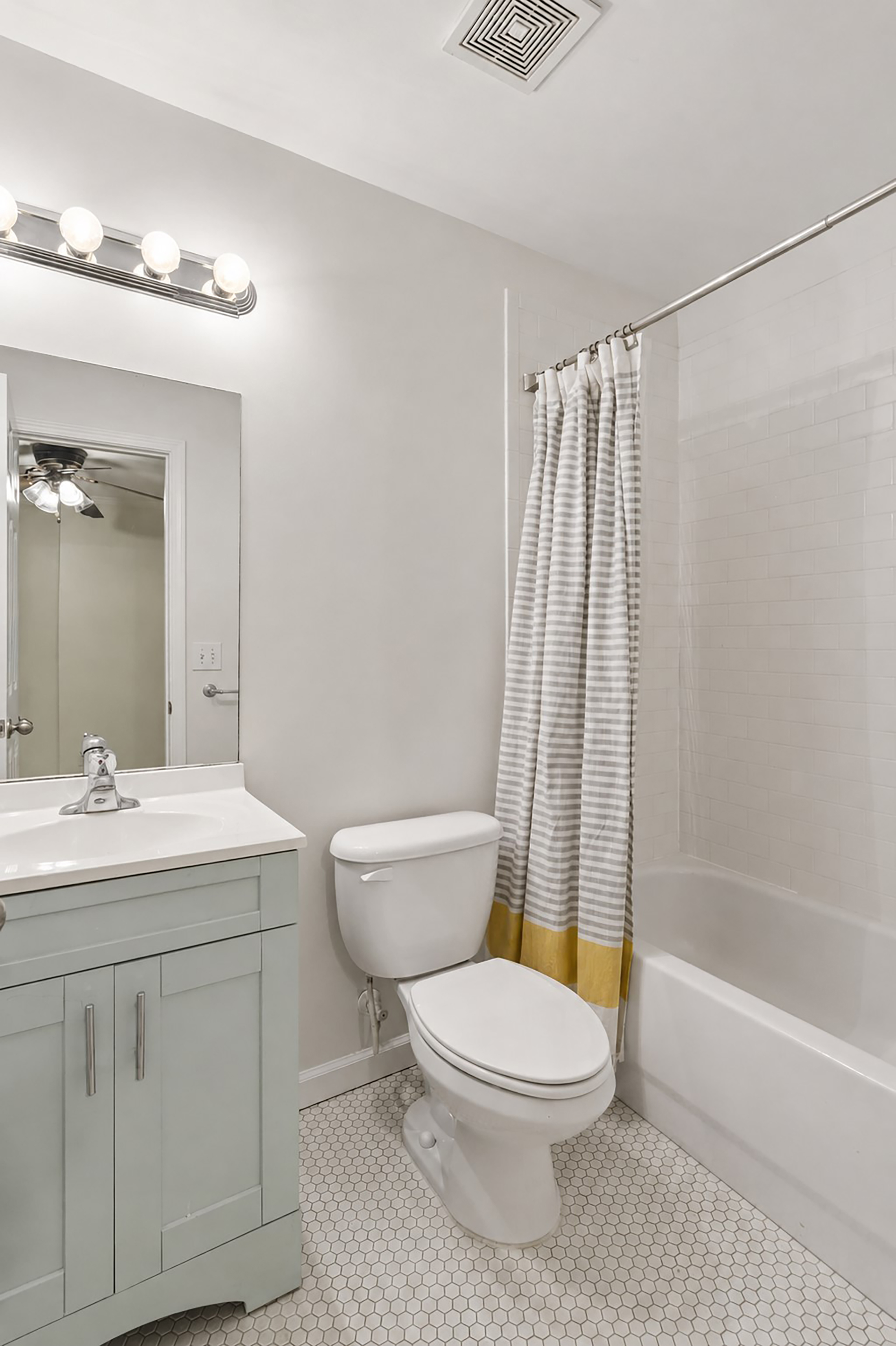  Beautifully Renovated Townhome in the Gated Liberty Park Community - 物件實景