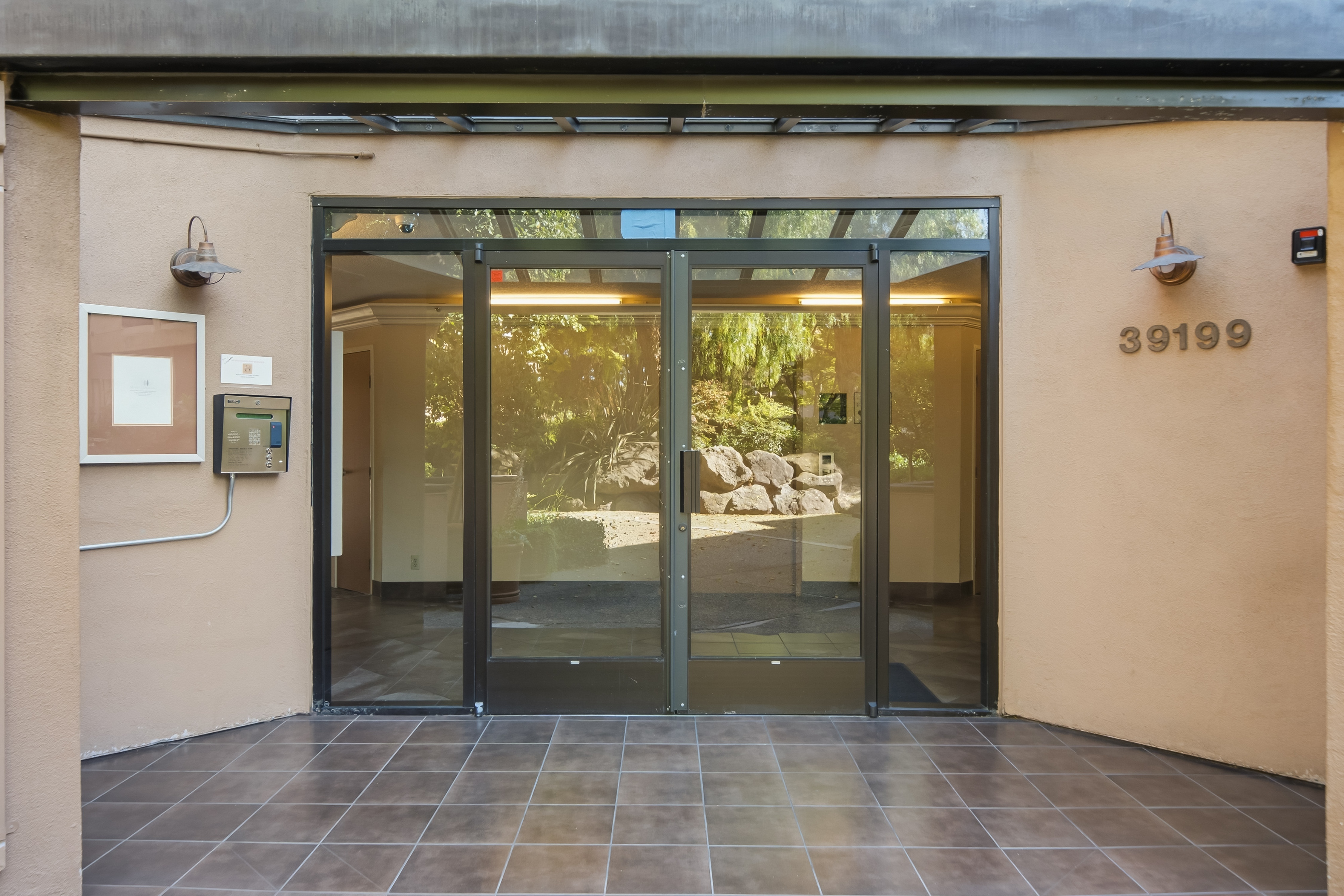  Beautifully Updated Top-Floor Living with Tranquil Courtyard Views - 物件實景