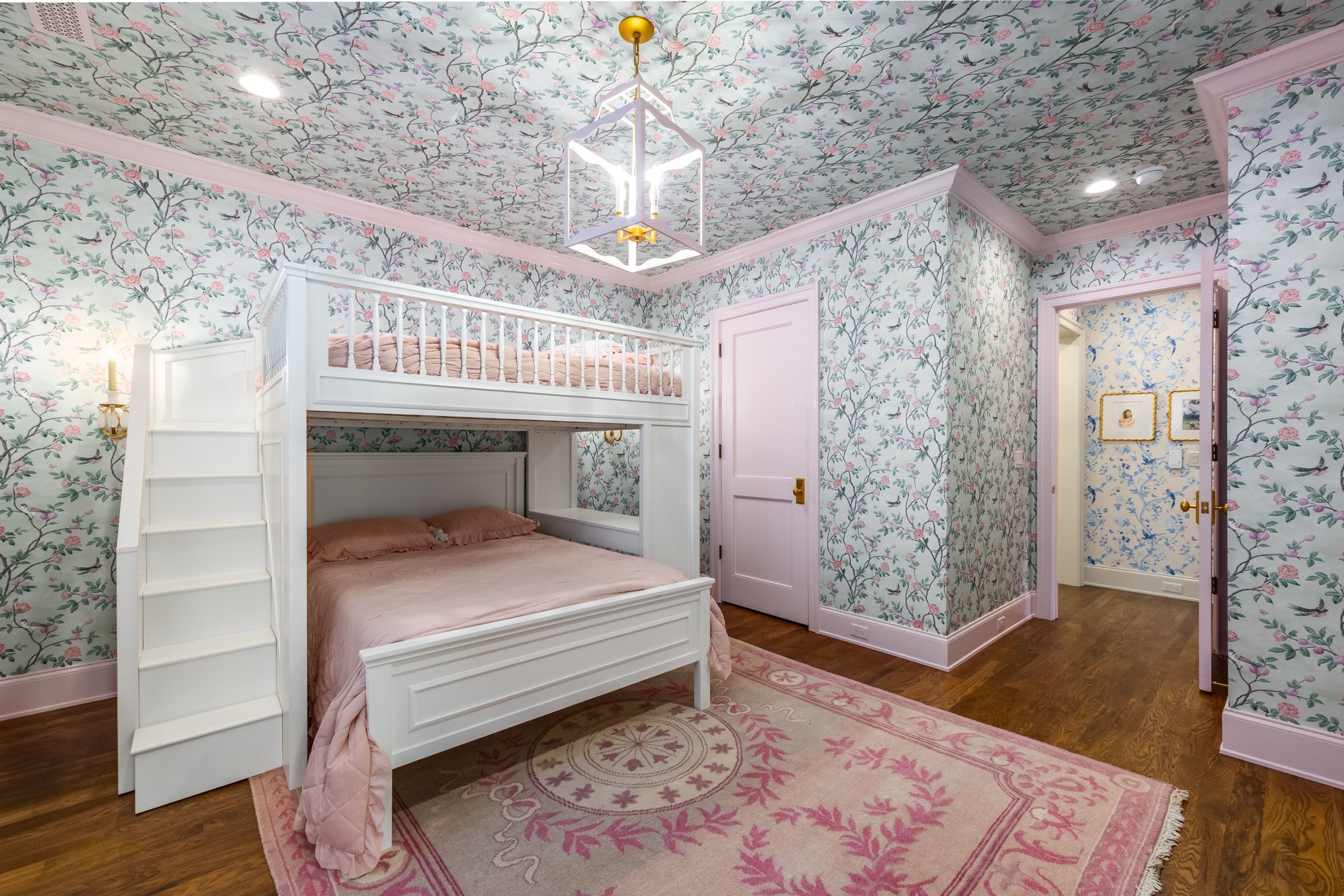  Timeless Colonial Charm Meets Refined Modern Luxury In This Storybook Retreat - 物件實景