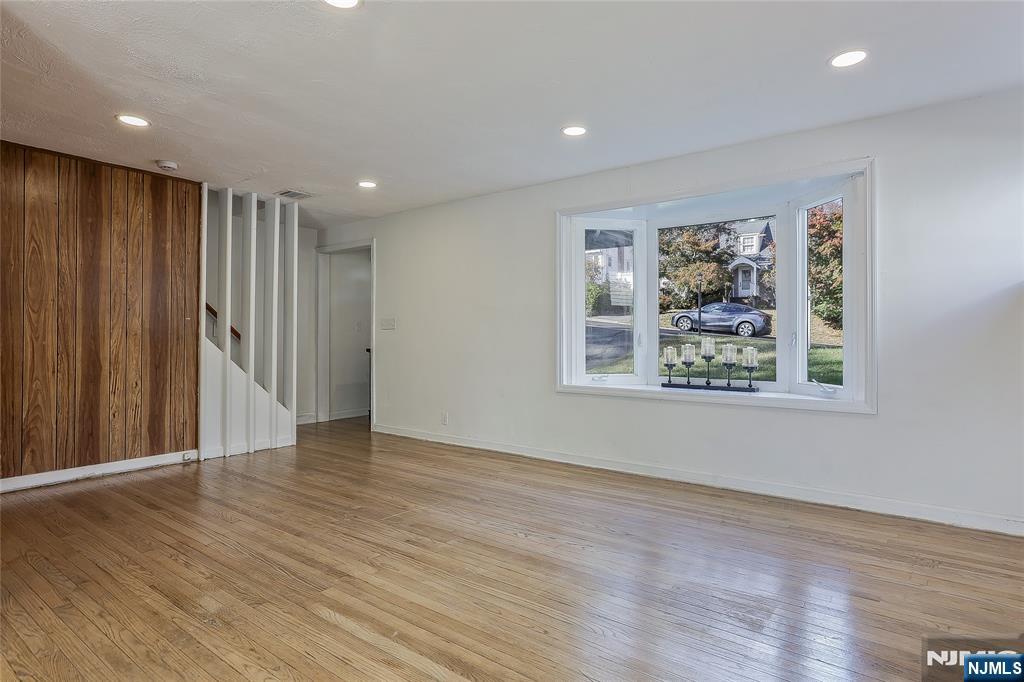 Waldwick, New Jersey, 07463, United States, 3 Bedrooms Bedrooms, ,3 BathroomsBathrooms,Residential,For Sale,1992926