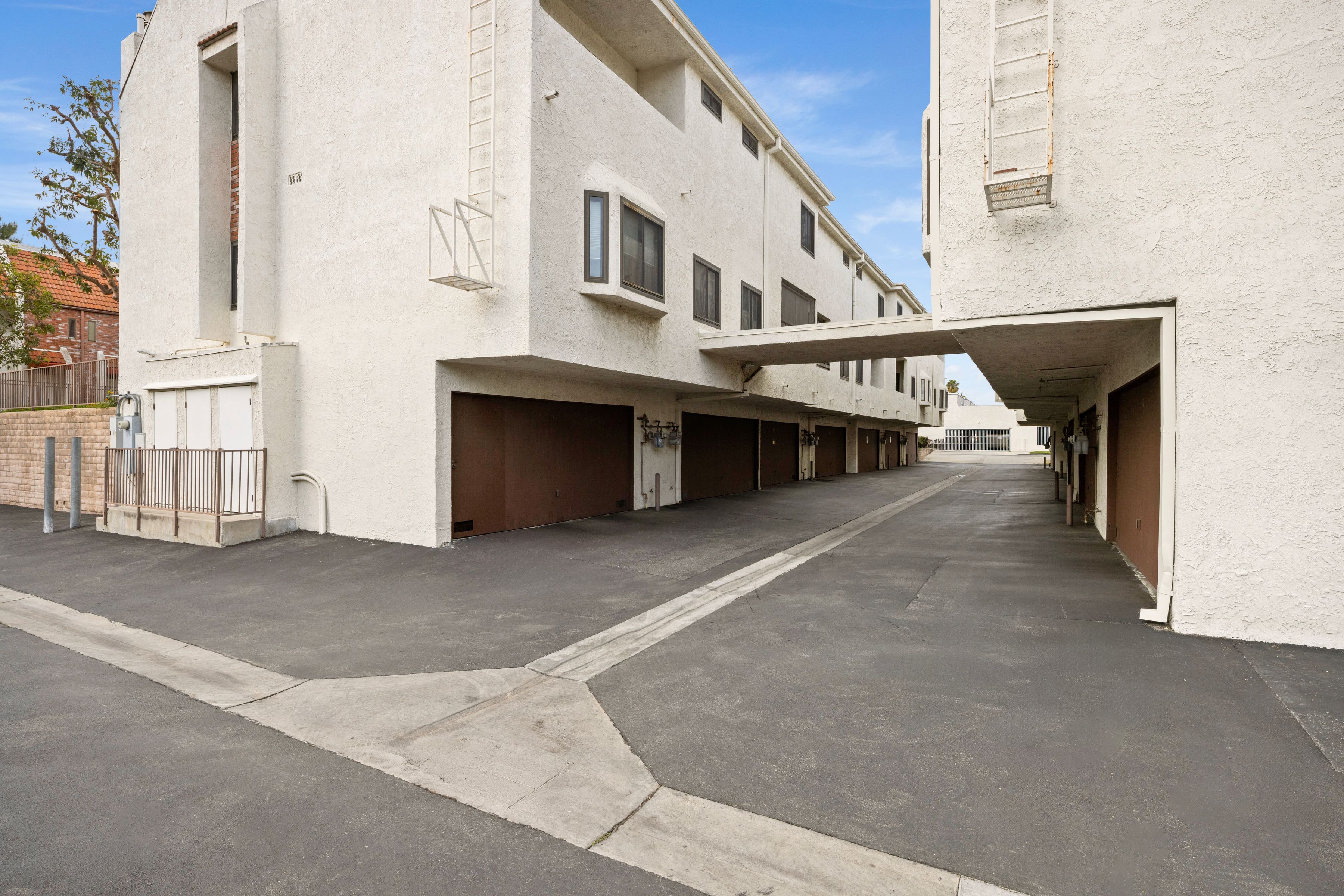  6540 Hayvenhurst Avenue #3 - 物件實景