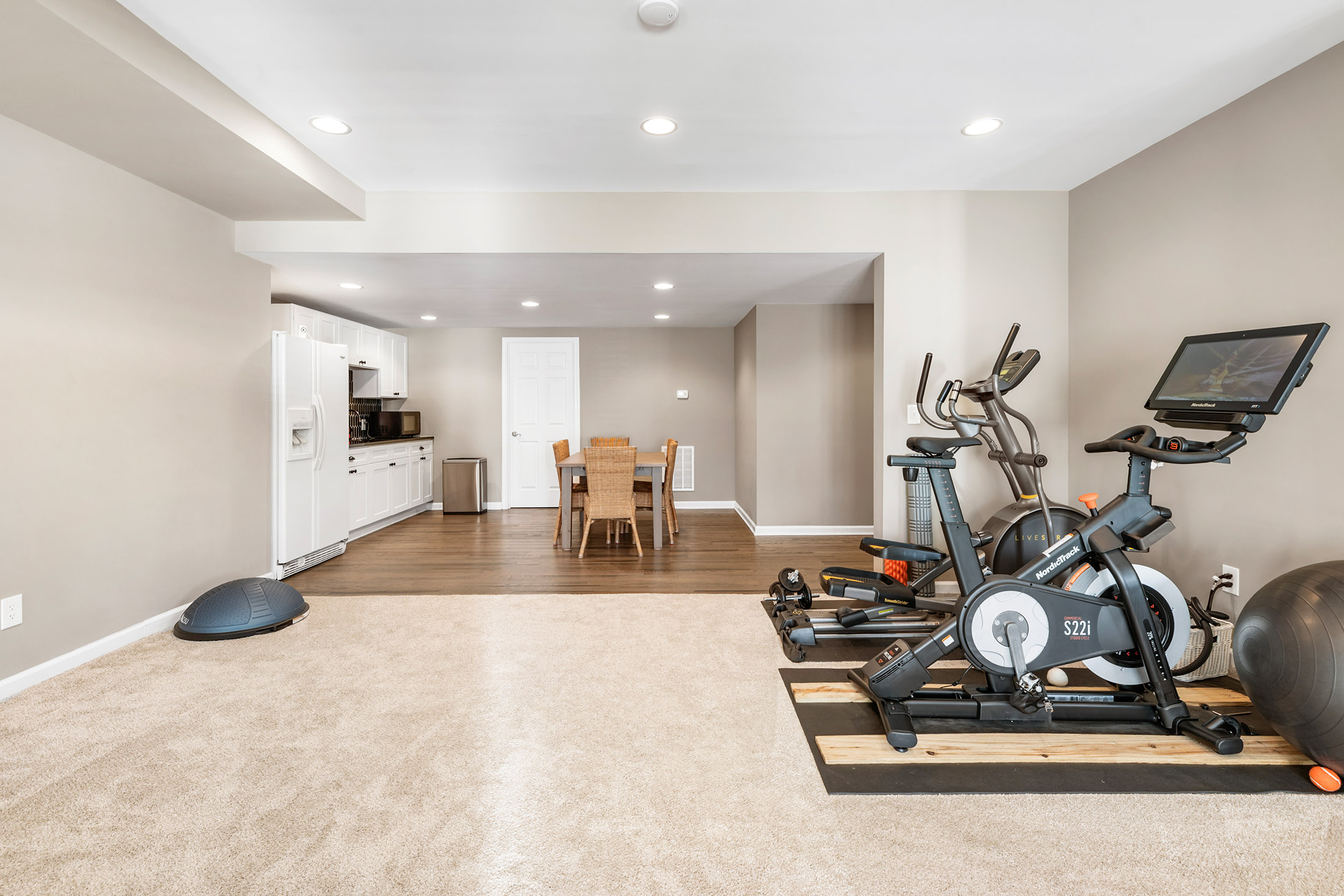  Completely Renovated Home in Desirable Location - 物件實景