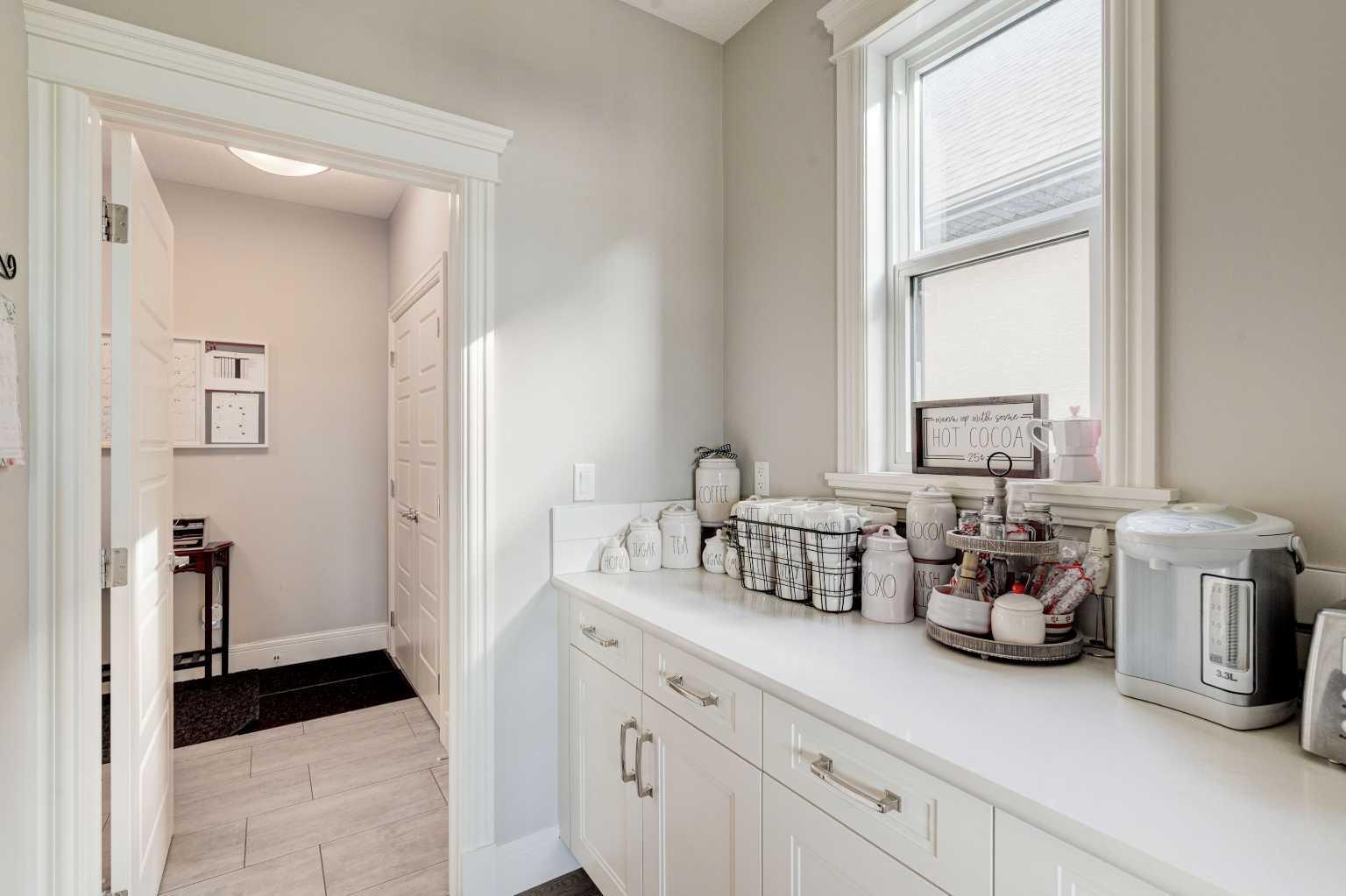 CALGARY, Alberta, T2X 2E1, CA, 4 Bedrooms Bedrooms, ,3 BathroomsBathrooms,Residential,For Sale,1987816