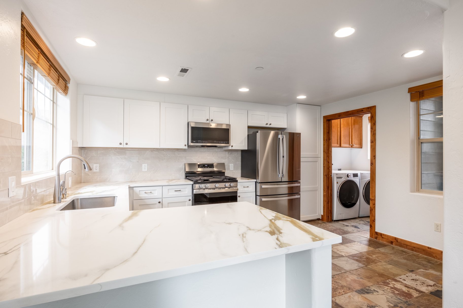  3-Bedroom Fox Point Townhome with 2-Car Garage & Newly Updated Kitchen - 物件實景