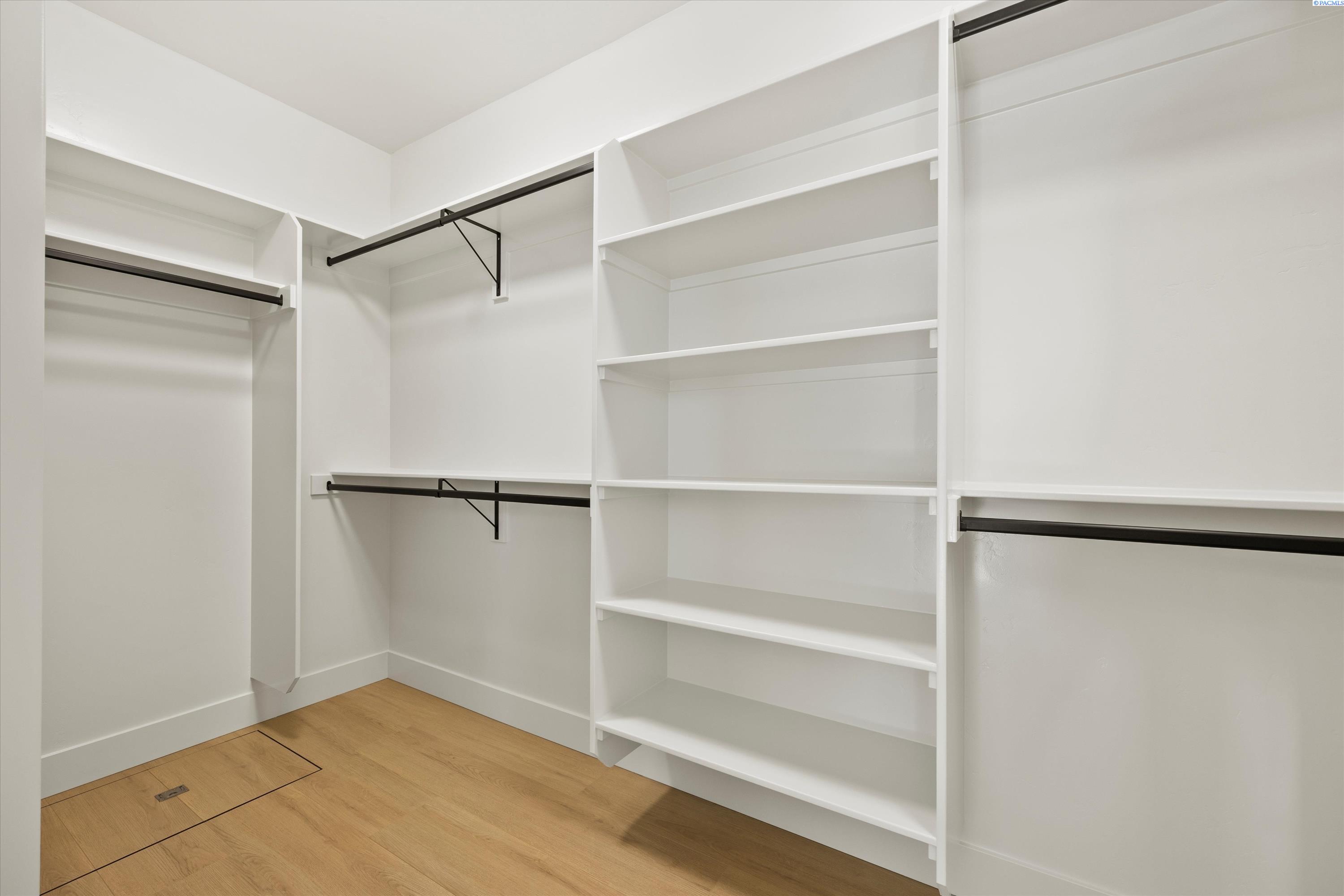 Richland, Washington, 99352, United States, 4 Bedrooms Bedrooms, ,3 BathroomsBathrooms,Residential,For Sale,1991503