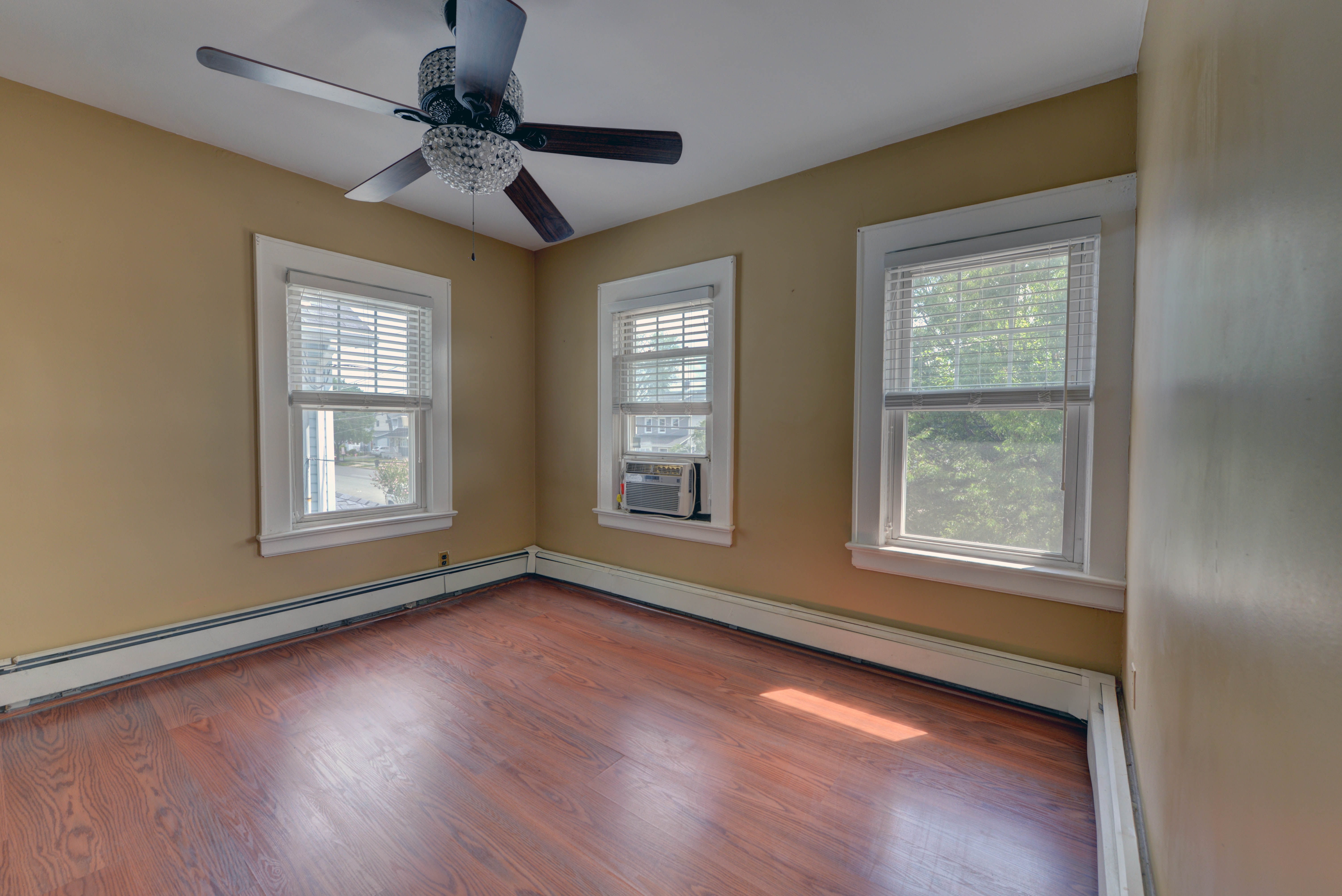 Lyndhurst, New Jersey, 07071, United States, 3 Bedrooms Bedrooms, ,2 BathroomsBathrooms,Residential,For Sale,1915781