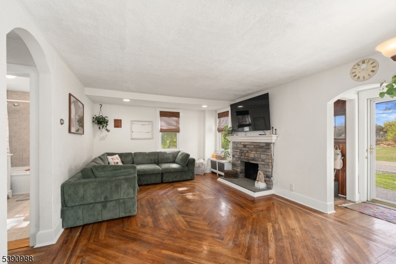 Kingwood Twp., New Jersey, 08825, United States, 3 Bedrooms Bedrooms, ,2 BathroomsBathrooms,Residential,For Sale,1984798