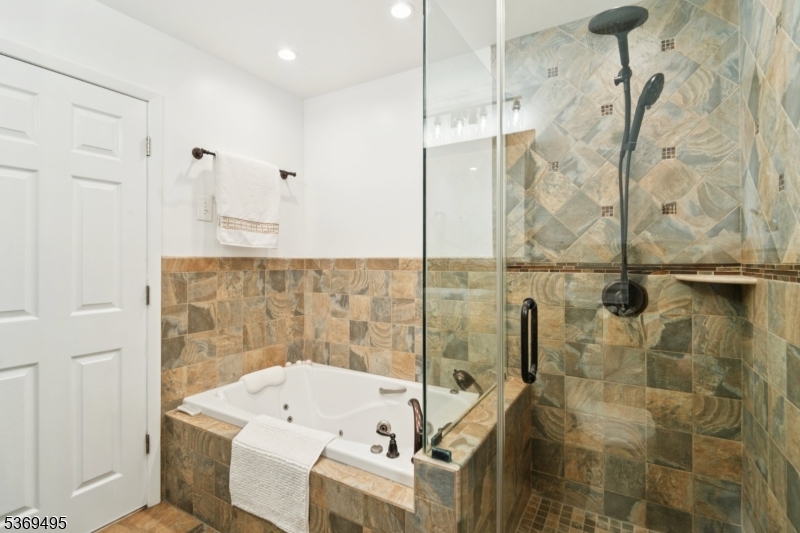 Kinnelon Boro, New Jersey, 07405, United States, 5 Bedrooms Bedrooms, ,4 BathroomsBathrooms,Residential,For Sale,1939062