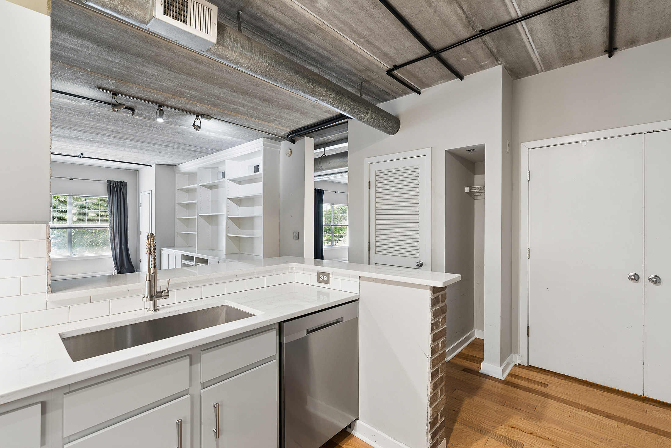  Spacious Heart-of-Midtown Condo - 物件實景