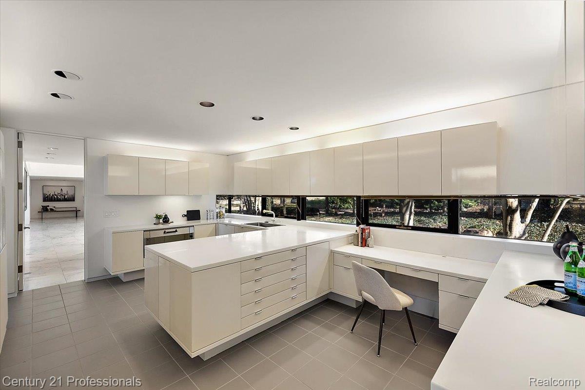 BloomfieldHills, Michigan, 48301, United States, 4 Bedrooms Bedrooms, ,5 BathroomsBathrooms,Residential,For Sale,1996516