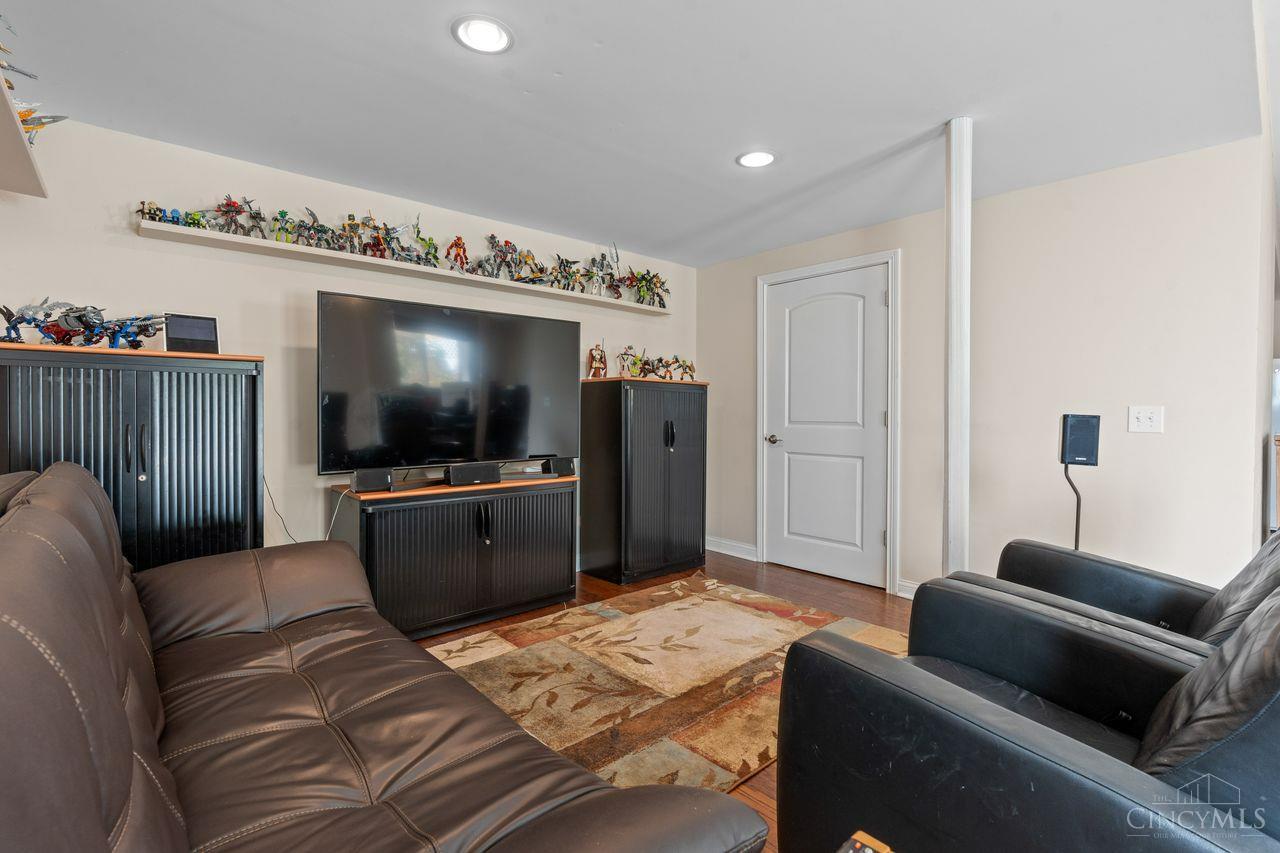 Hamilton Twp, Ohio, 45039, United States, 5 Bedrooms Bedrooms, ,4 BathroomsBathrooms,Residential,For Sale,1989607