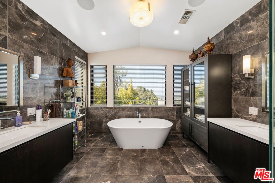 Los Angeles, California, 90046, United States, 5 Bedrooms Bedrooms, ,6 BathroomsBathrooms,Residential,For Sale,1897072