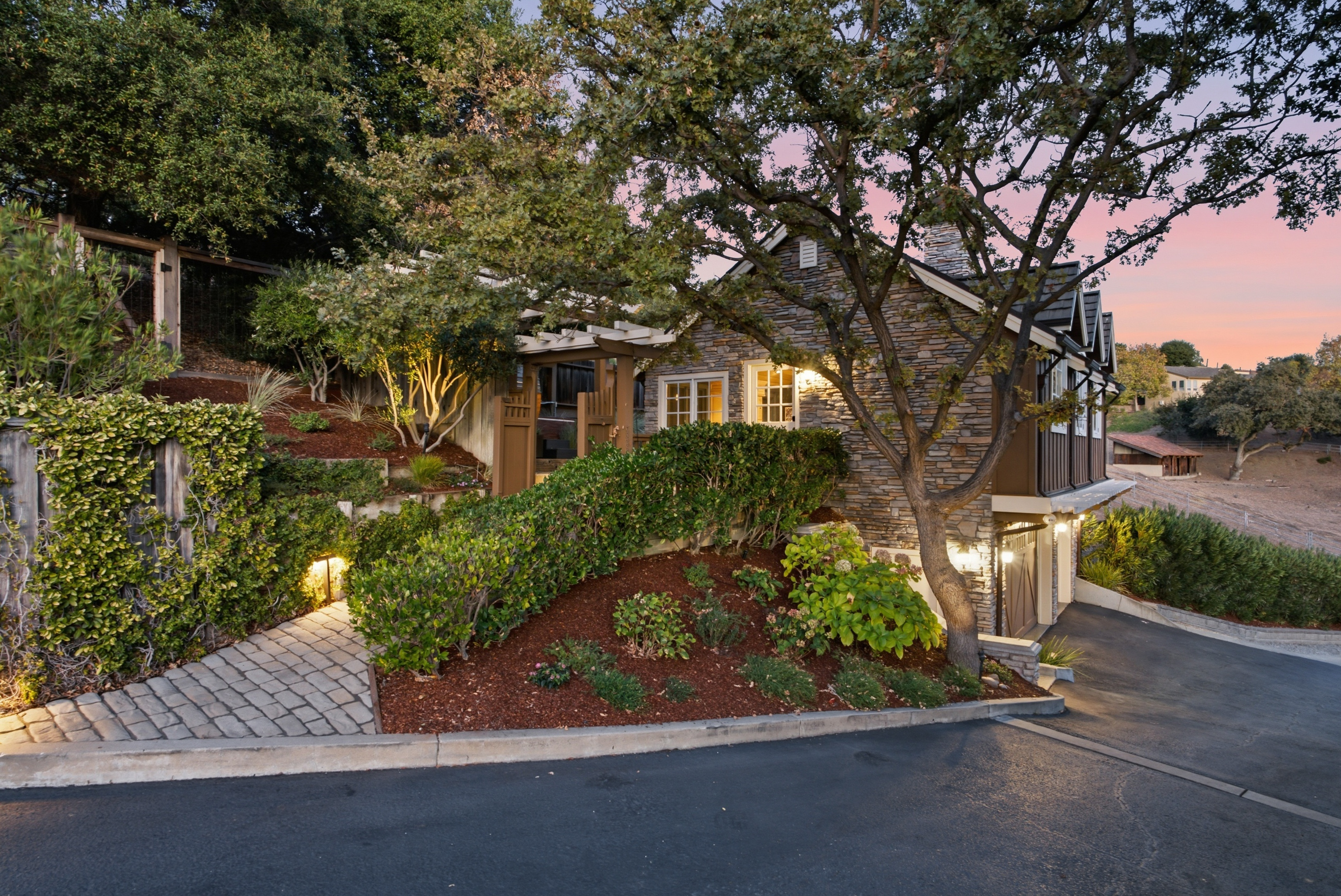  English Country Manor & Guest House on 1.7 Acres - 物件實景