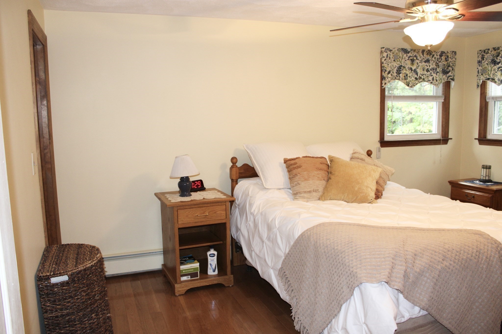 Woburn, Massachusetts, 01801, United States, 4 Bedrooms Bedrooms, ,2 BathroomsBathrooms,Residential,For Sale,1979204