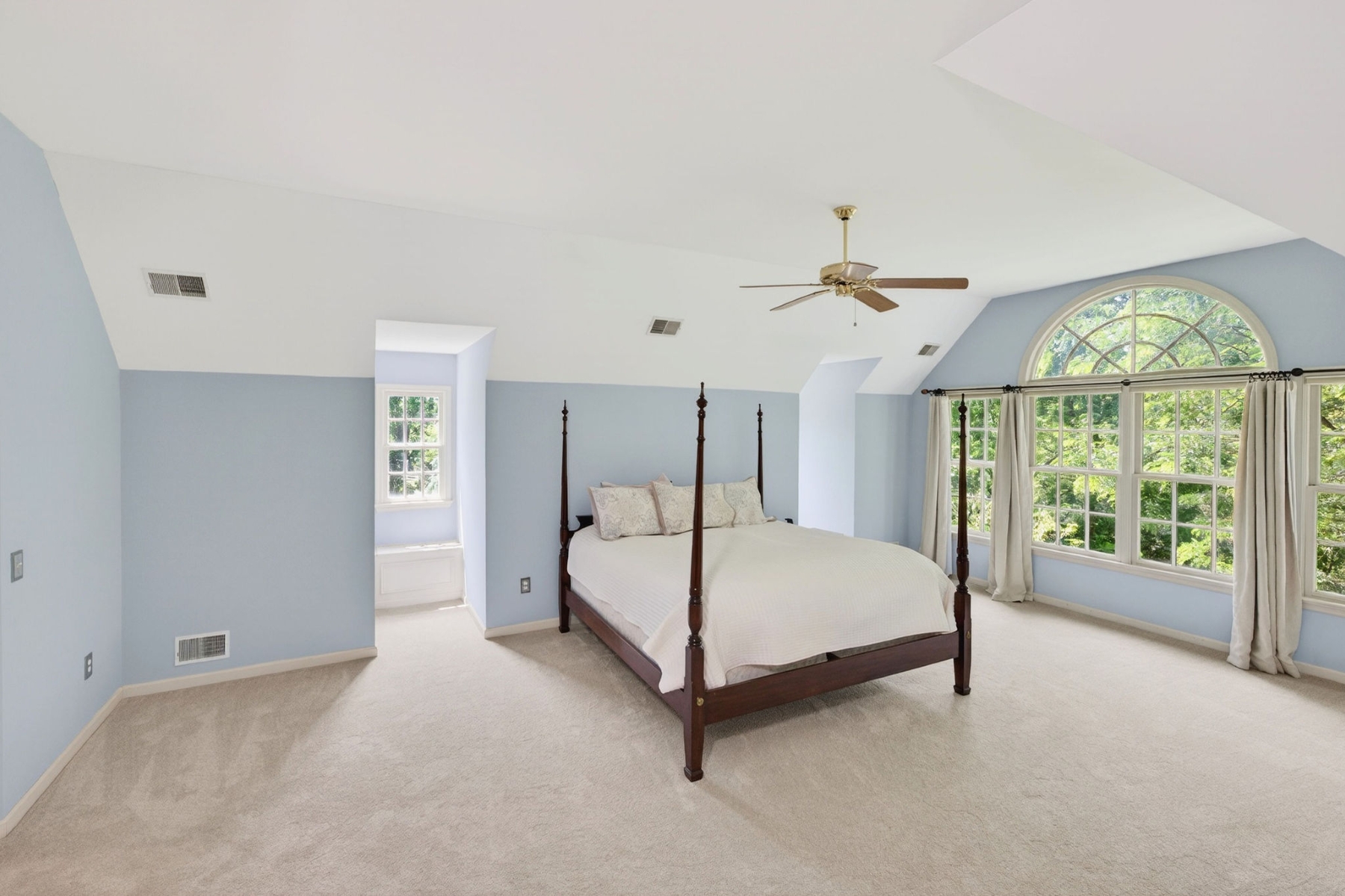  ?Hill View Farms? Neighborhood Colonial Offers Convenience and Tranquility - 物件實景