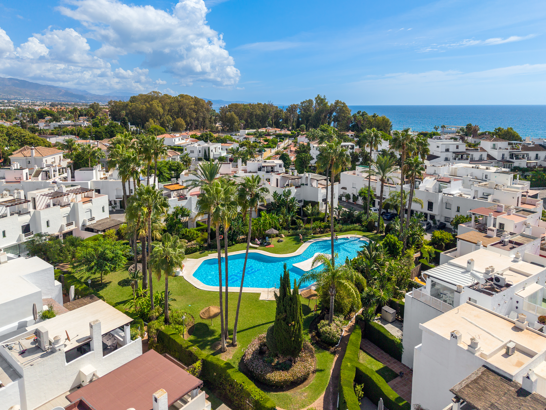  Beachside corner townhouse near Guadalmina with rooftop solarium - 物件實景