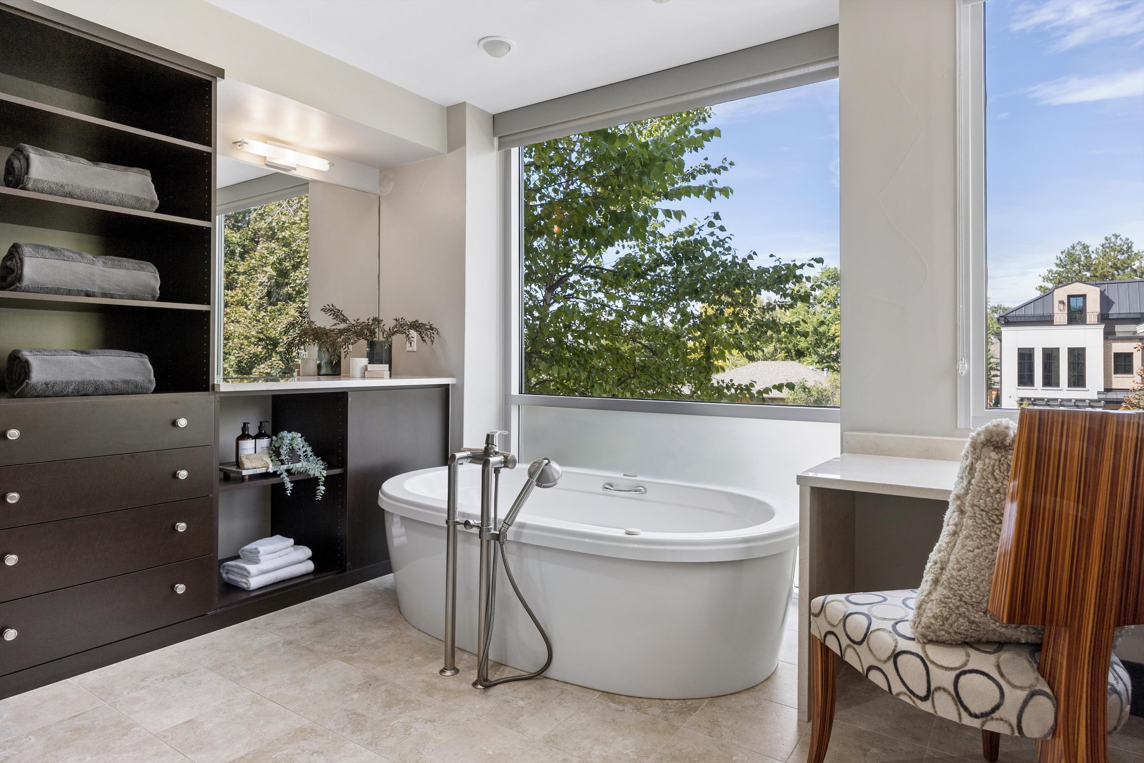  Contemporary residence combines sophisticated design with functional floor plan - 物件實景