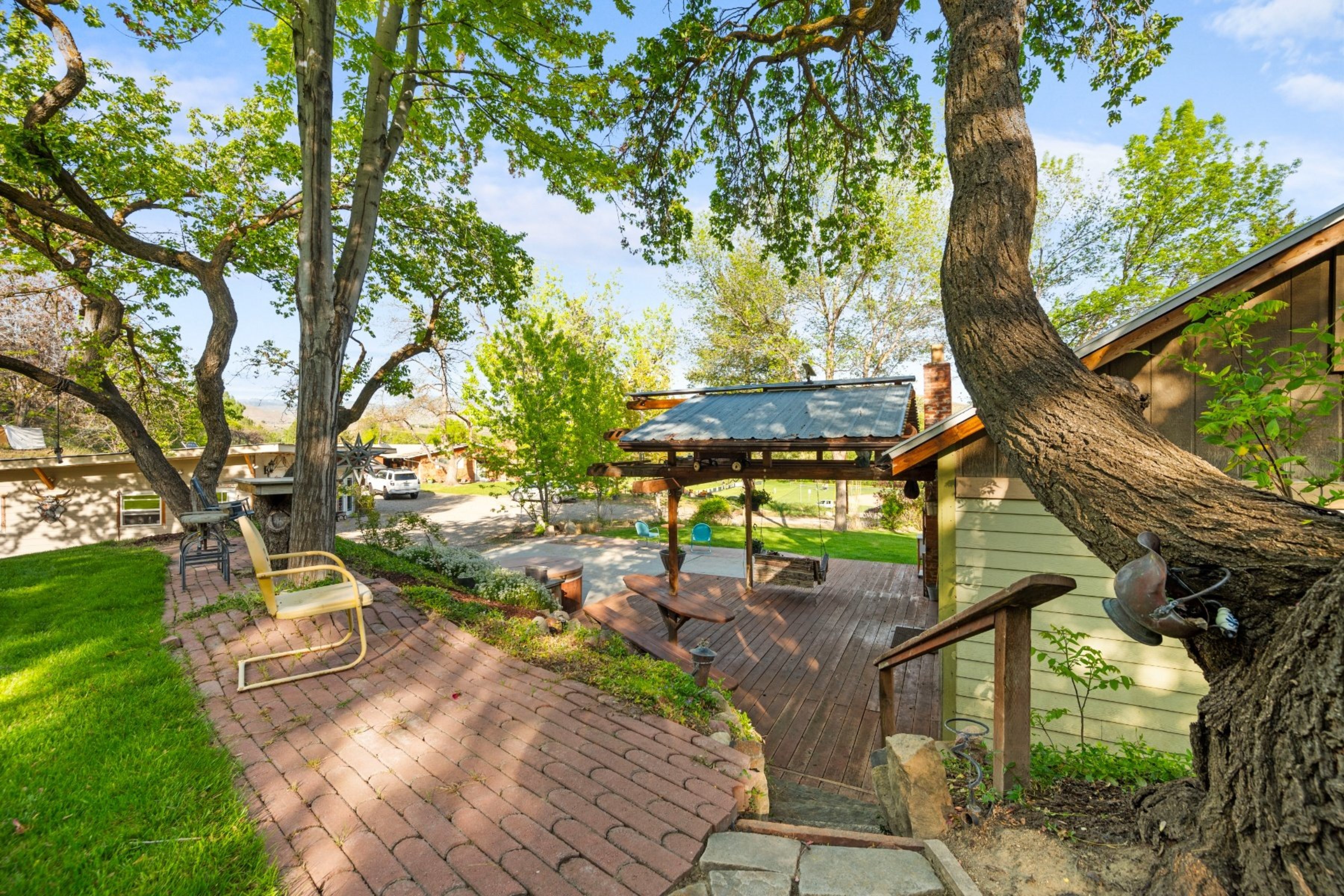  Opportunity to Subdivide - Build Homes With a City & Foothills View - 物件實景