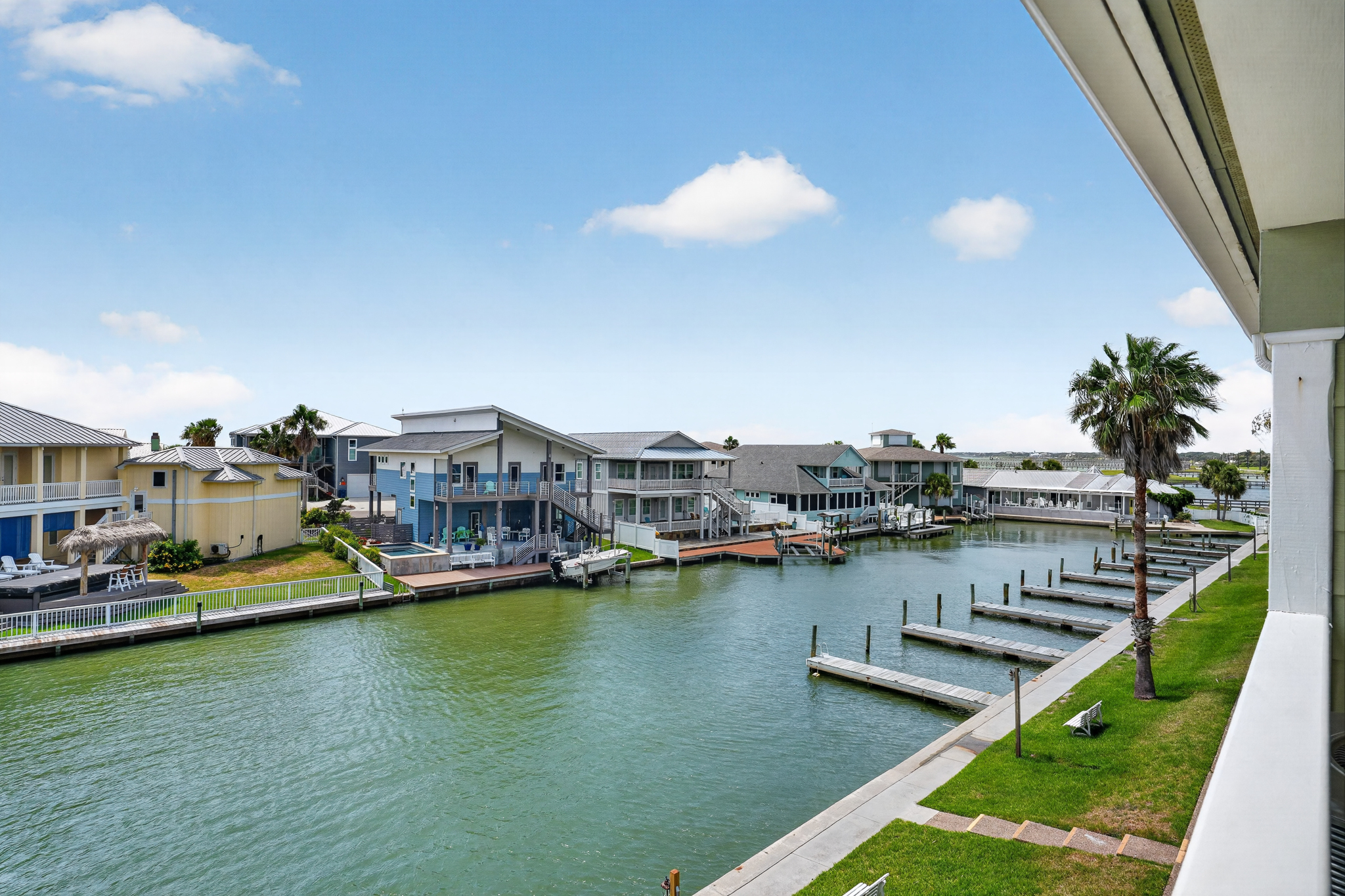  Canal-Front Coastal Retreat - 物件實景